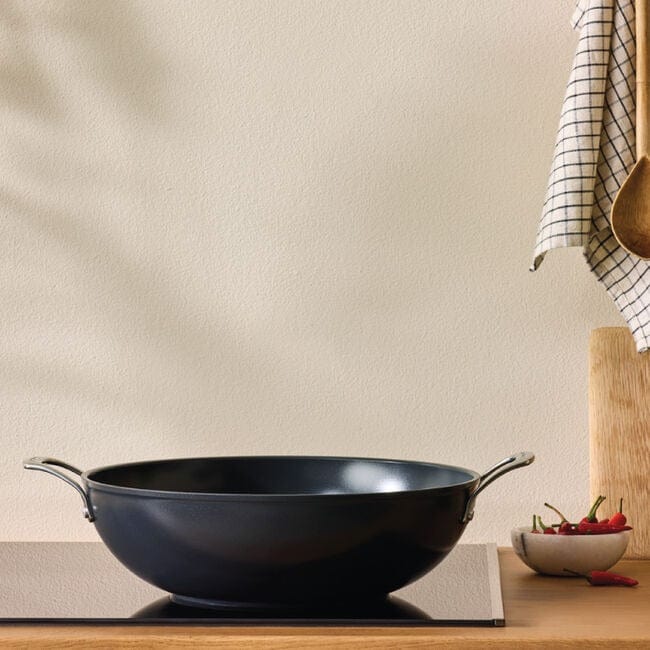 Le Creuset 6.3 Quart Ceramic Non-Stick Wok Pan - Premium Cast Iron Cookware for Stir-Frying, Sautéing & Deep Frying - Perfect for Asian Cuisine & Home Cooking