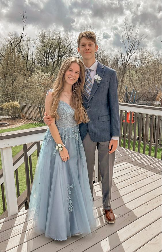 Elegant A-Line Tulle Prom Dress with Floral Applique & V-Neck - Perfect for Formal Dances, Graduation Parties & Evening Events