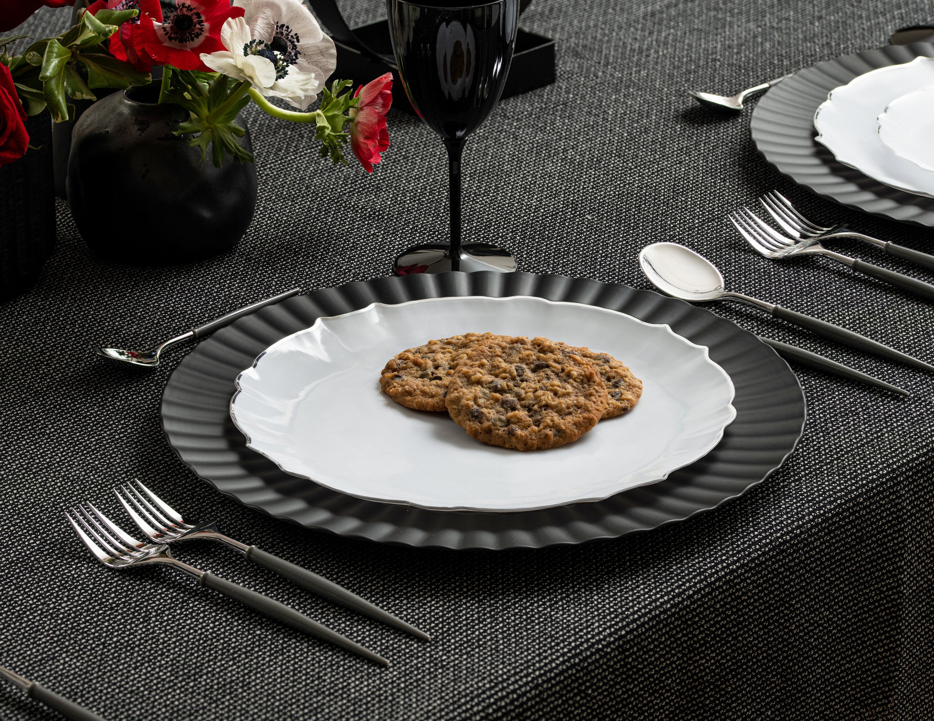 Premium 10-Pack White & Silver Round Plastic Plates - Elegant Disposable Dinnerware for Parties, Weddings & Events - BPA-Free & Durable