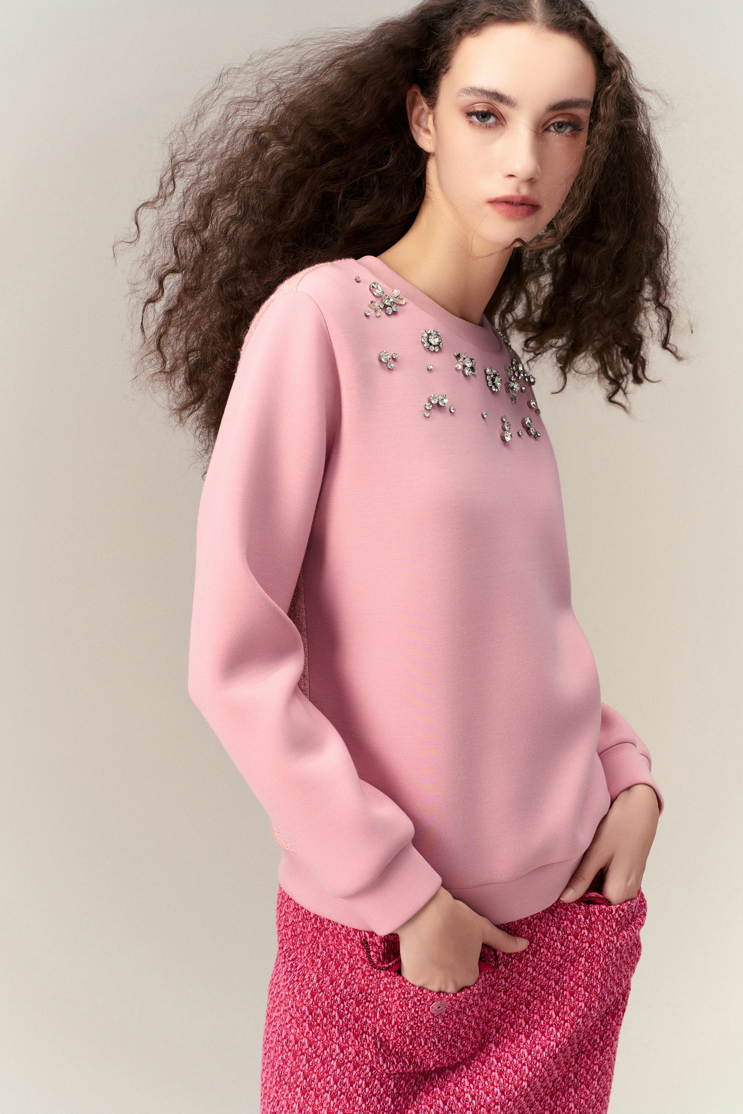 Crystal Embellished Patch Detail Sweatshirt for Women - Trendy Rhinestone Decorated Pullover for Casual Wear & Street Style Fashion