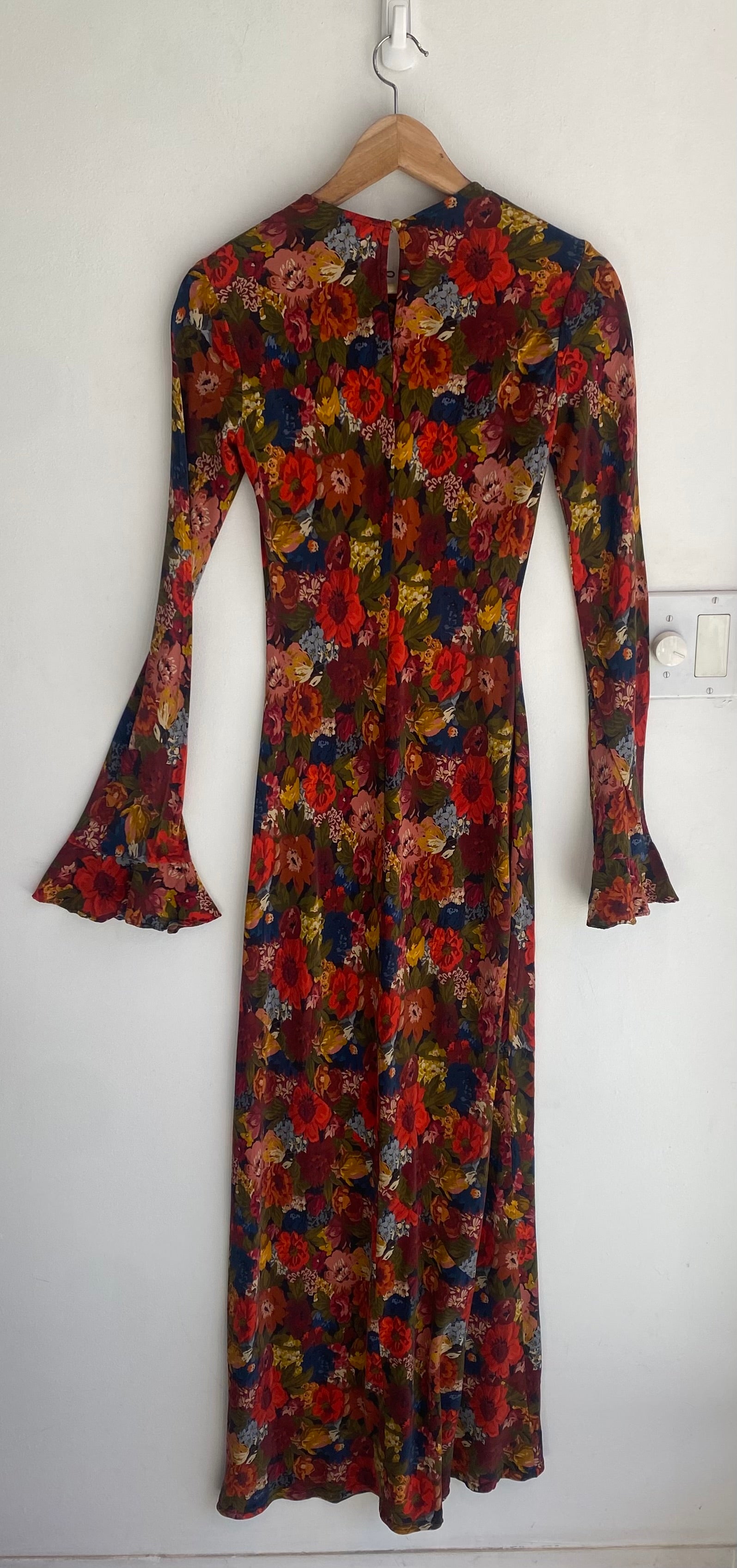 Doen Floral Maxi Dress for Women - Elegant Long Flowy Summer Dress with V-Neck & Ruffle Sleeves - Perfect for Beach Vacations, Weddings & Boho Outfits