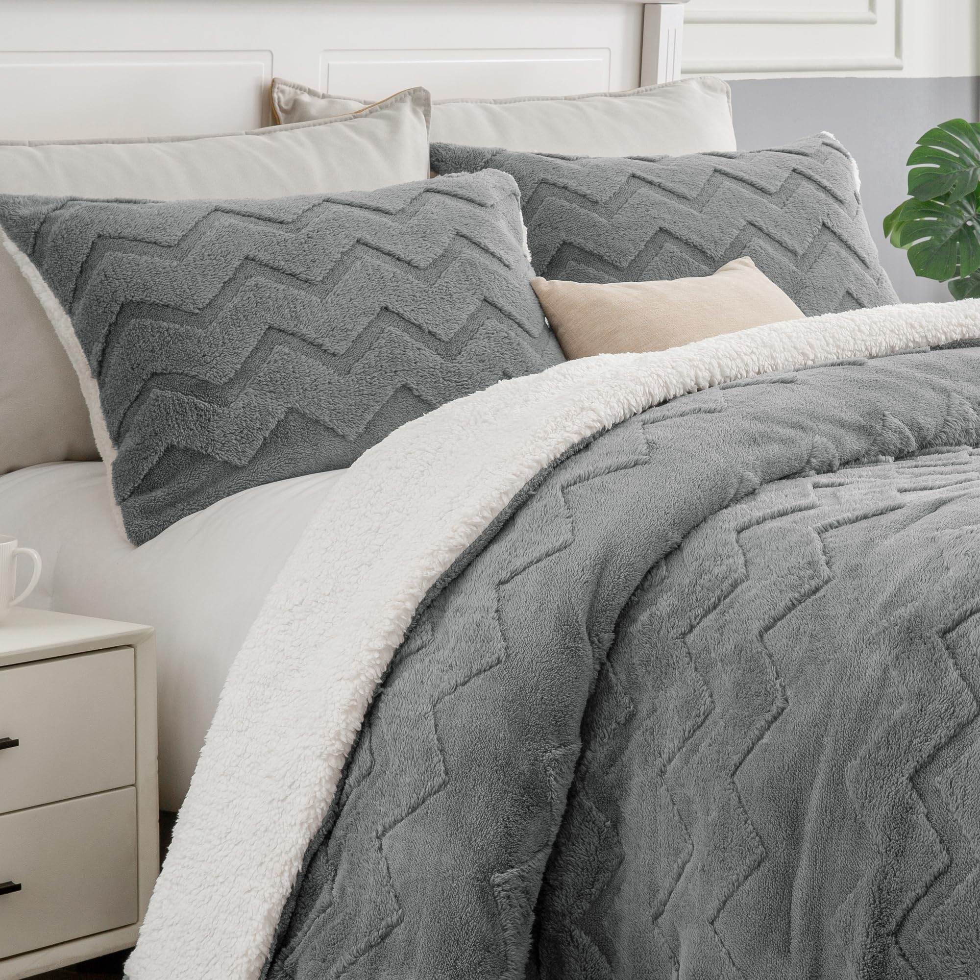 BEDELITE Fluffy Queen Comforter Set - Ultra Soft Sherpa Grey Bedding for Queen Size Bed | 3-Piece Luxury Winter Comforter Set with 1 Comforter & 2 Pillow Shams | Perfect for Cozy Winter Nights, Guest Rooms & Cold Weather Bedding
