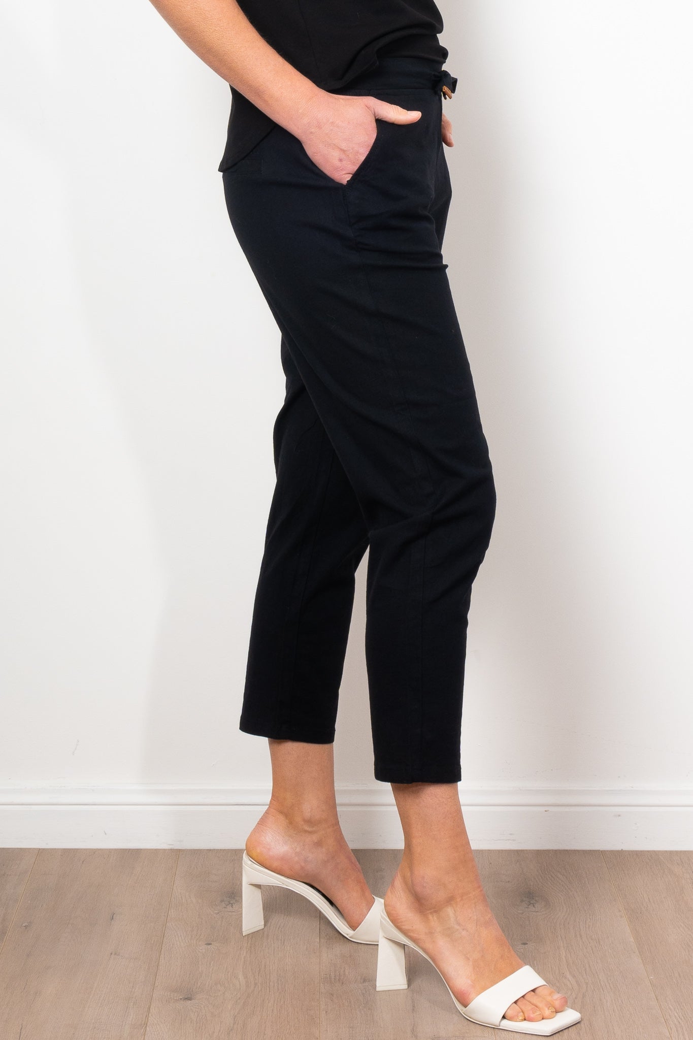 Vassalli Women's 7/8 Length Skinny Stretch Lightweight Pants for Work, Travel & Everyday Comfort