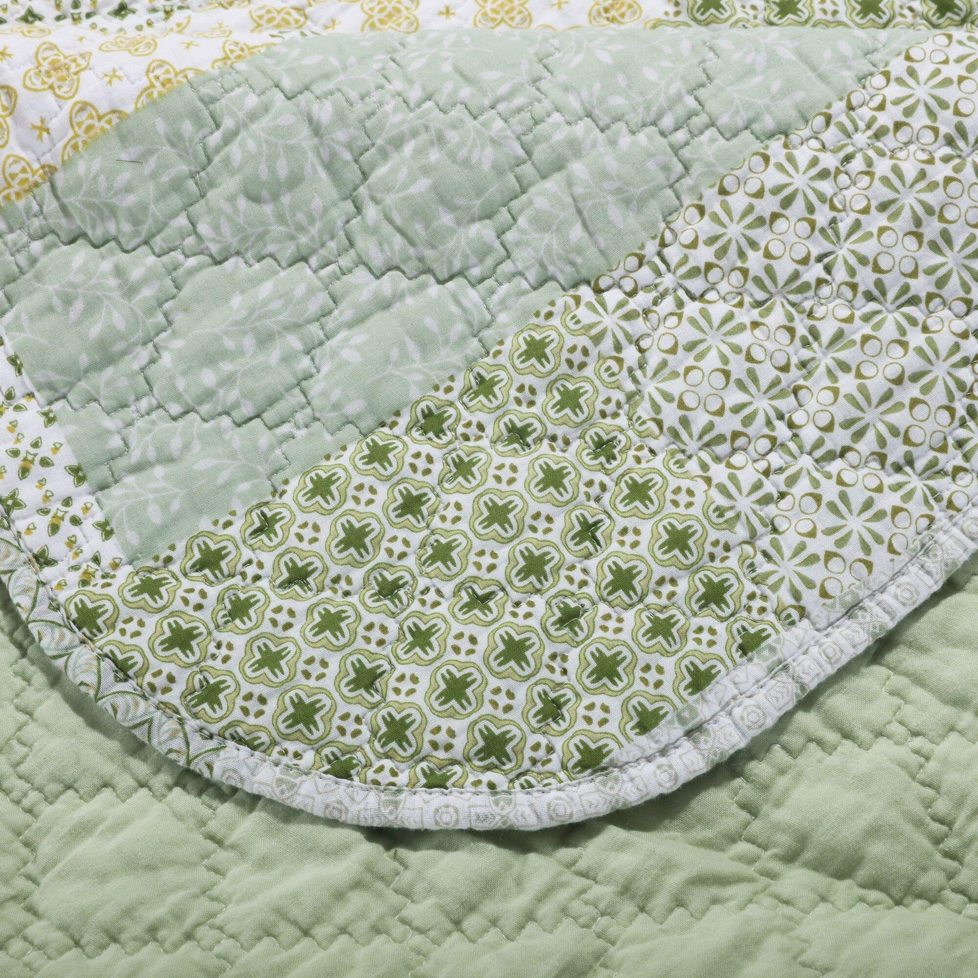 Benjara Reversible Queen Size Quilt Set - Geometric Pattern Green Bedding - Soft Fabric for Master Bedroom, Guest Room & Cozy Home Decor
