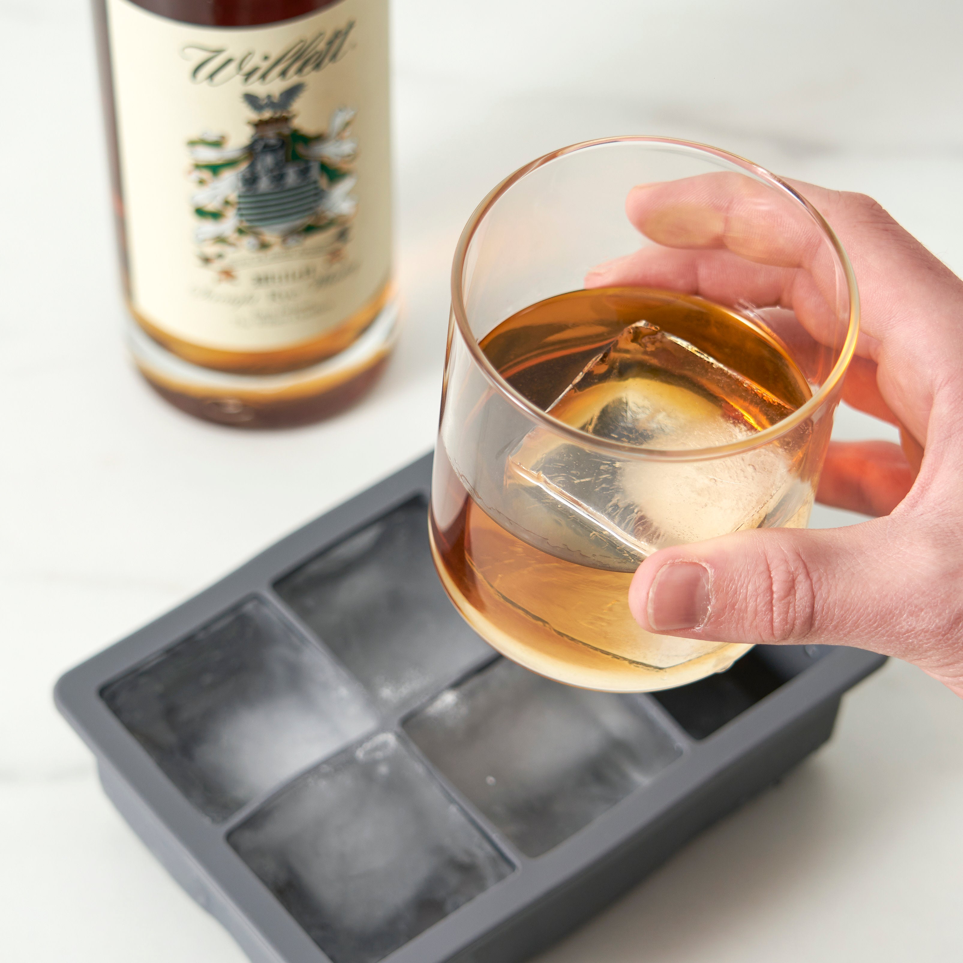 Premium Silicone Ice Cube Tray with Lid - BPA Free, Leak Proof, Flexible Design for Perfect Ice Cubes - Ideal for Cocktails, Smoothies, and Home Bar Use
