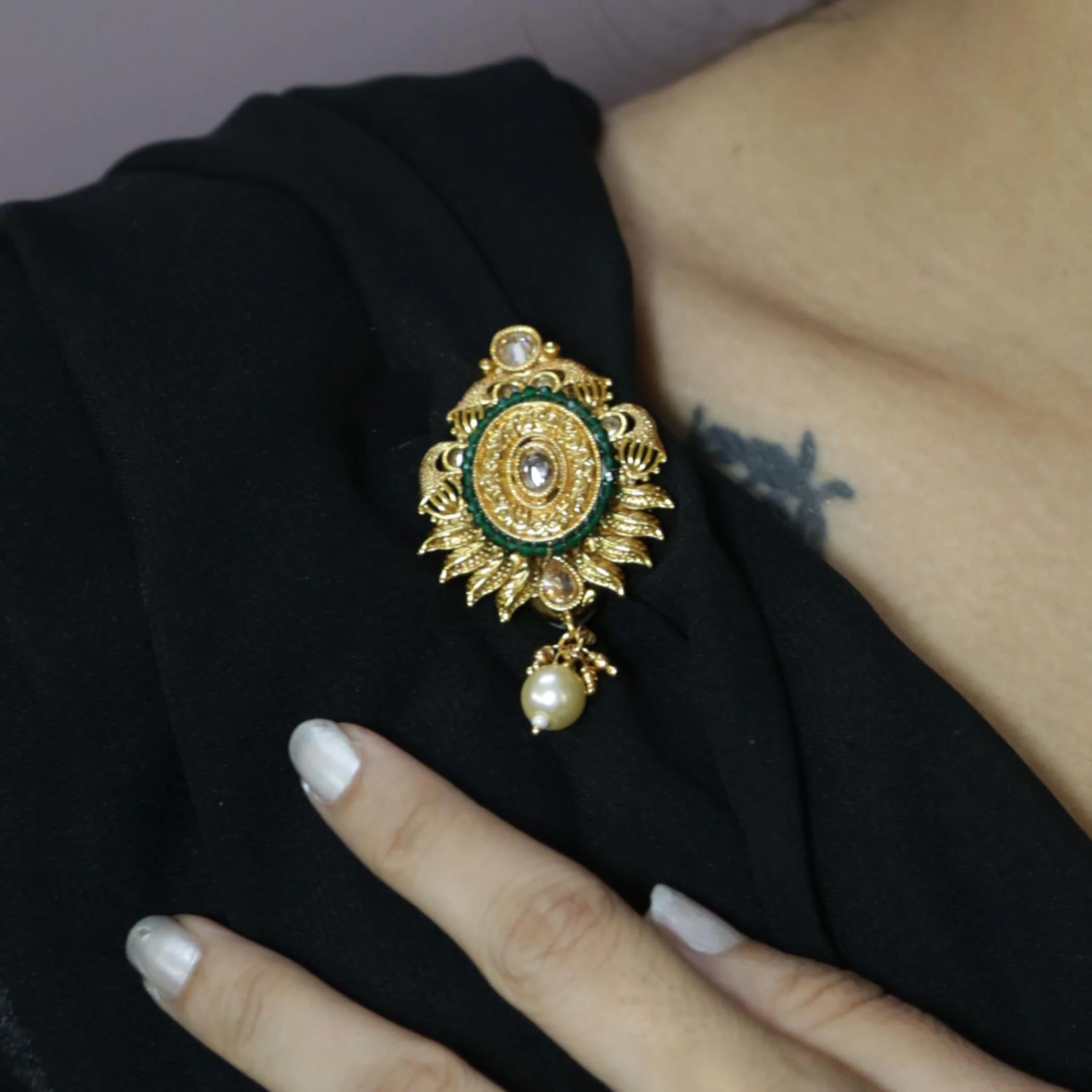 LoveNspire Golden Sari Brooch - Indian Saree & Lehenga Safety Pin Jewelry - Gold Tone Kundan Bridal Accessory - Bollywood Style Wedding Jewelry - Perfect Gift for Her, Mother's Day & Special Occasions - Ideal for Bridal Wear, Festivals & Cultural Events