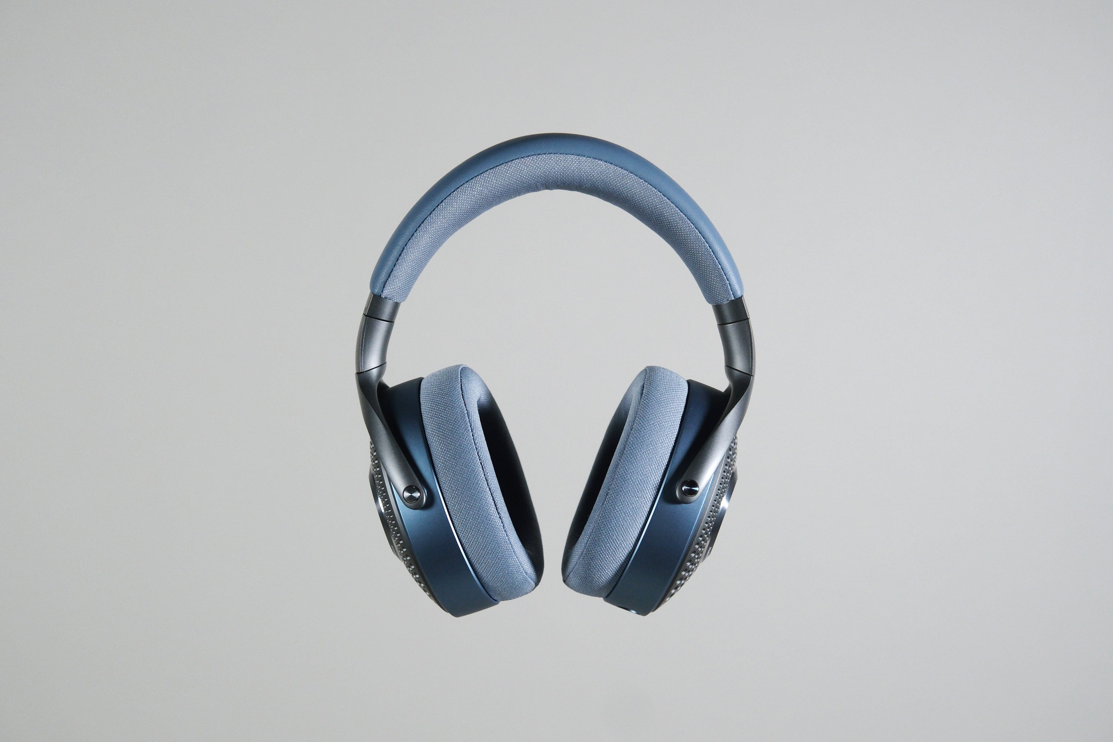 Focal Azurys Closed-Back Headphones - High-Fidelity Studio & Gaming Headset for Audiophiles - Perfect for Home Studio, Music Production & Immersive Gaming