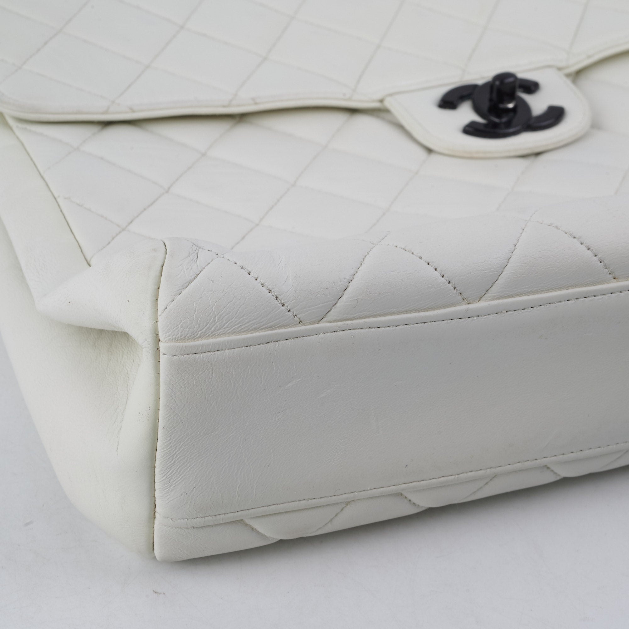 Chanel Matelasse Quilted Leather Shoulder Bag in White - Luxury Crossbody Purse for Women, Perfect for Date Night & Evening Events