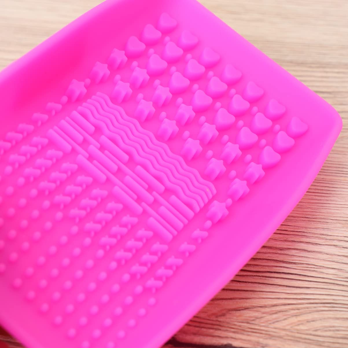 EXCLUZO Silicone Makeup Brush Cleaner - Durable Scrubber Board & Cleaning Pad for Washing Cosmetic Brushes - Perfect for Home, Salon, and Travel Use (1pc)