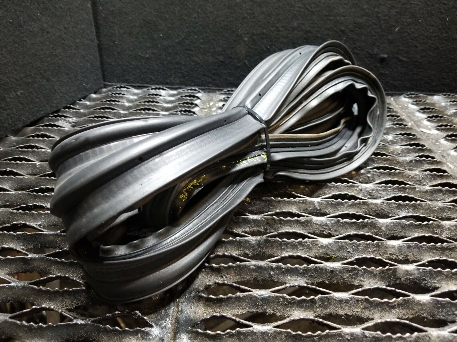 2005-2009 Ford Mustang Convertible Trunk Weatherstrip Seal OEM Replacement - Perfect for Leak Protection & Weatherproofing Your Mustang's Trunk