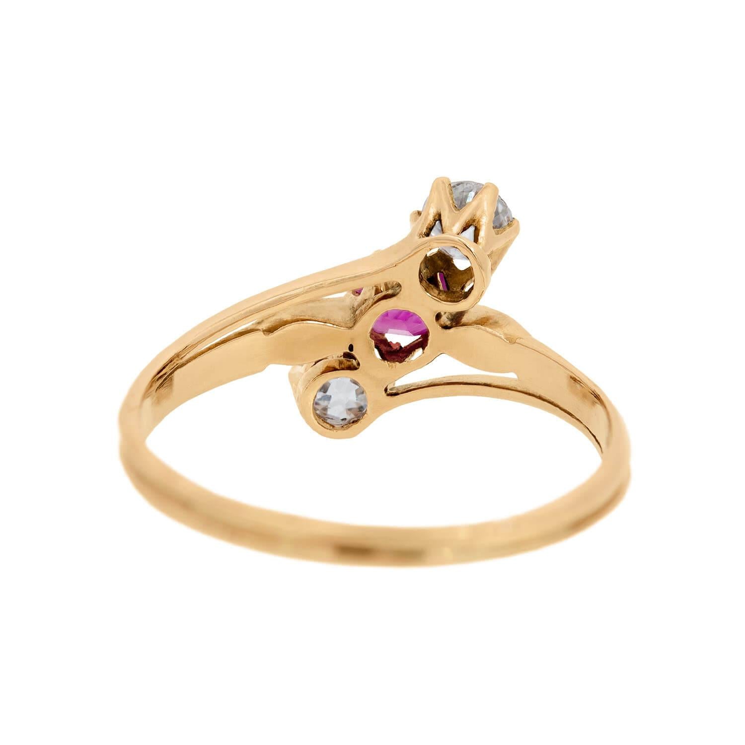 Exquisite Victorian 18K Gold Ruby & Diamond Three-Stone Engagement Ring – Perfect for Weddings, Anniversaries & Romantic Gifts