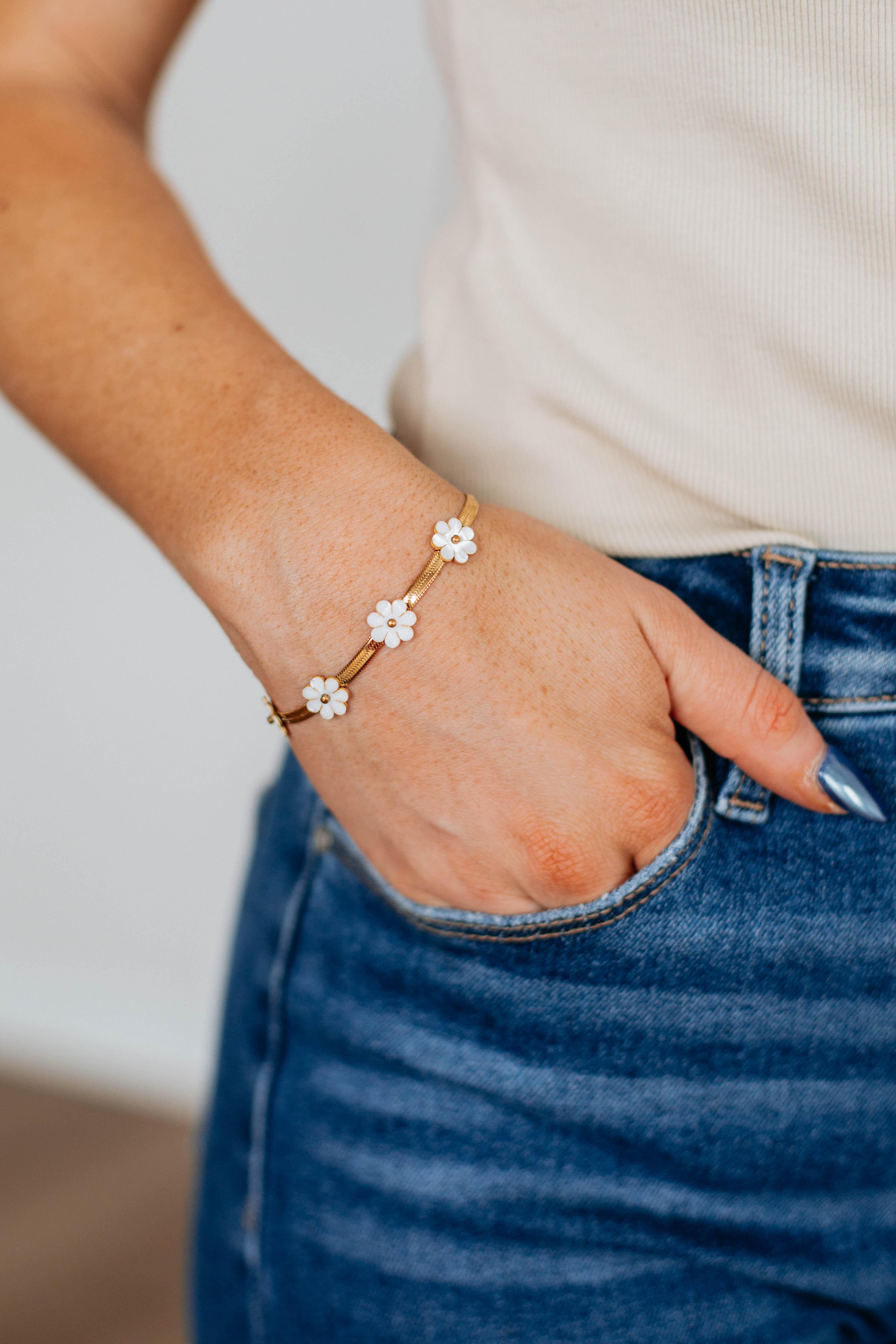 Floral Radiance Bracelet for Women - Elegant Flower Design Adjustable Beaded Wristband - Perfect for Weddings, Parties & Everyday Wear