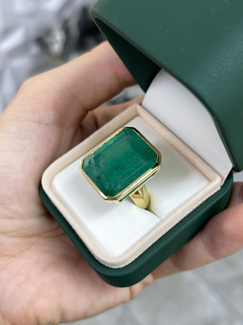 25.25 Carat 18K Gold Emerald Solitaire Bezel Set Ring - Dark Green Statement Jewelry for Women, Perfect for Weddings, Anniversaries & Special Occasions