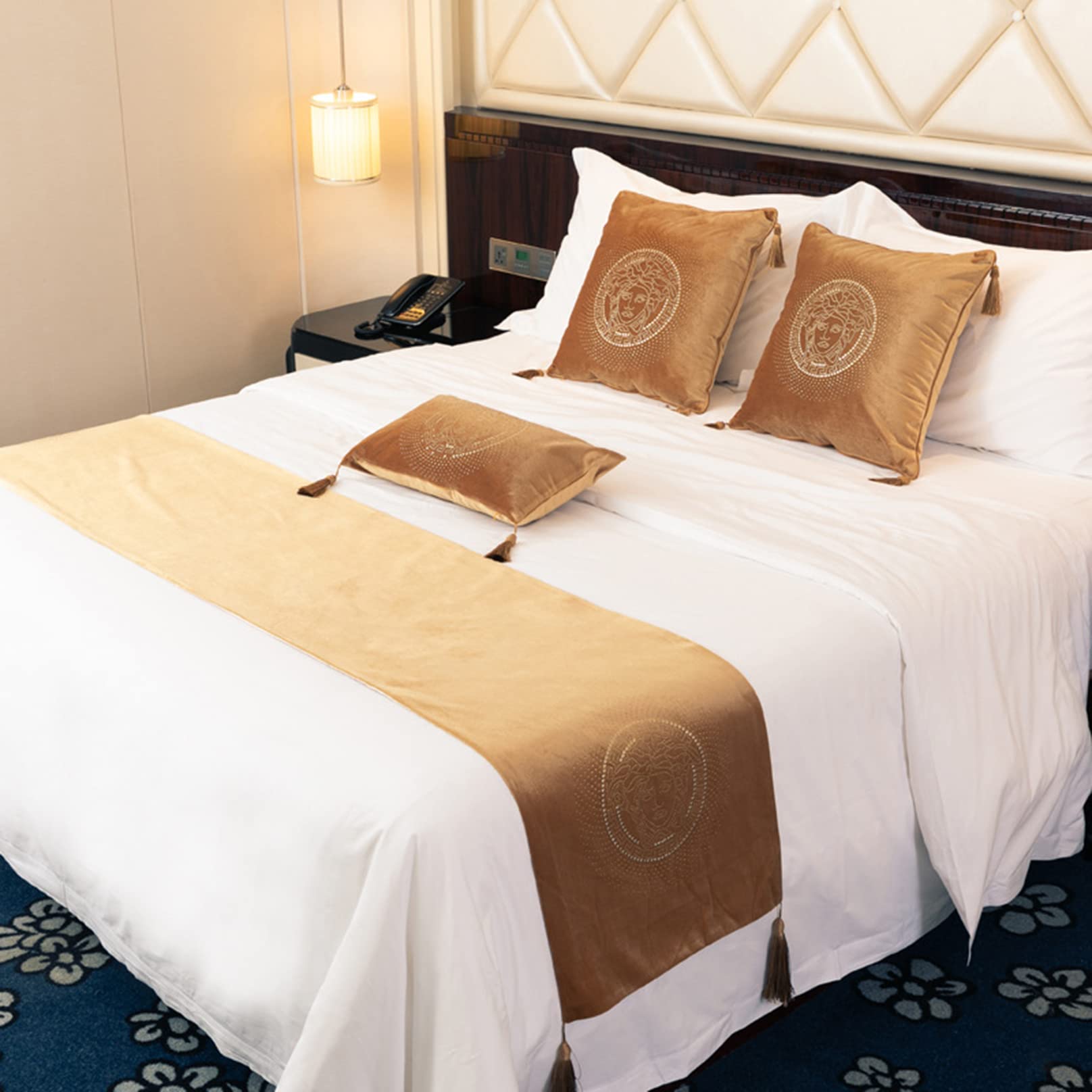 Luxury Gold Velvet Bed Runner with Tassels - Sun God & Diamond Pattern Modern Bedding Cover - 45 x 180cm Elegant Hotel Bed Scarf for Wedding, Bedroom Decor & Bed Protection - Perfect for Master Bedrooms, Luxury Hotels & Special Occasions