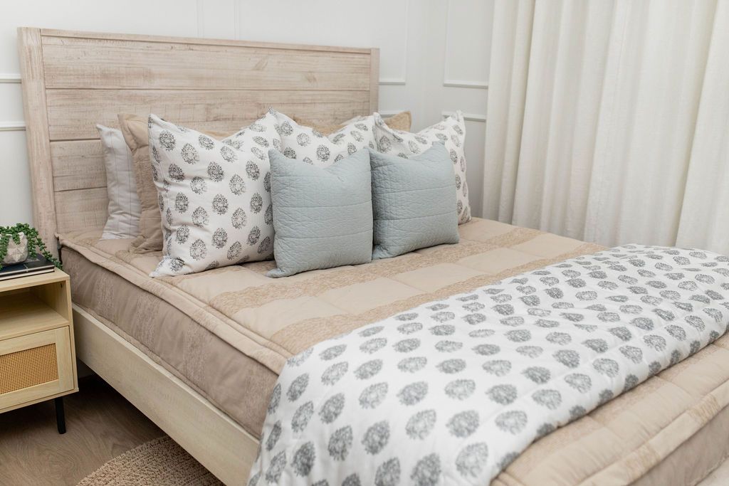 Cozy Kate Blanket - Soft & Warm Fleece Throw for Women & Men - Perfect for Couch, Bed, and Travel - Home & Office Comfort