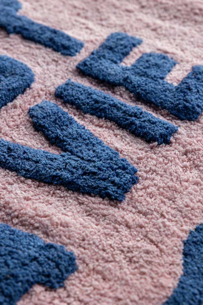 Navy & Pale Pink C'est La Vie Bath Mat - Soft Absorbent Non-Slip Bathroom Rug for Shower, Tub, and Vanity Area - Perfect for Modern and Cozy Home Decor