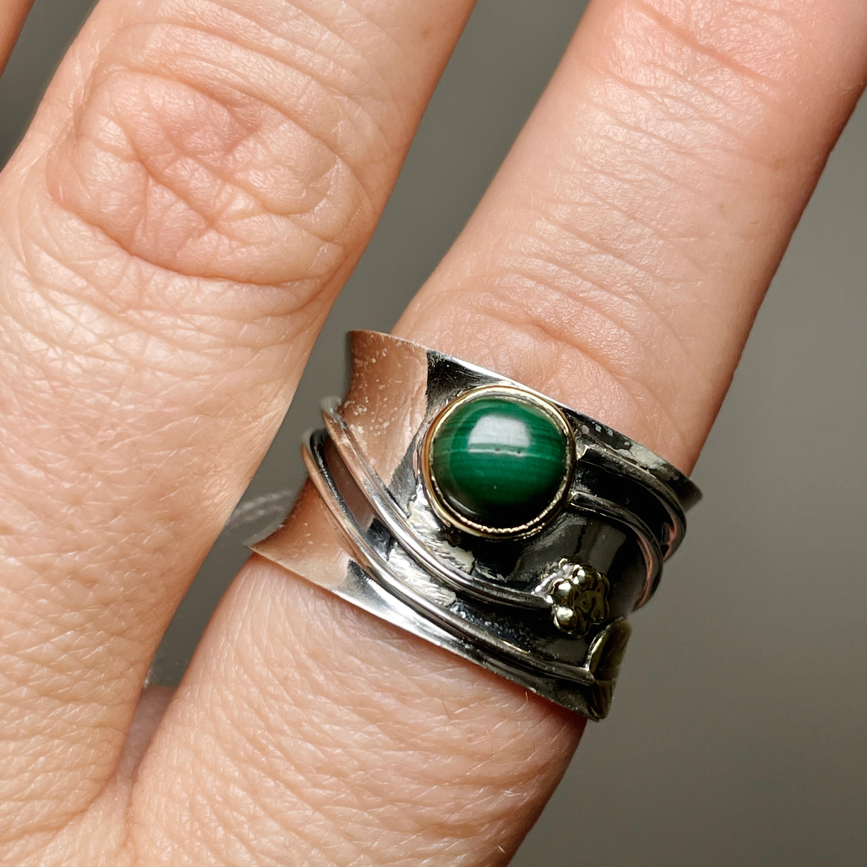 Malachite Round Cabochon Ring - Sterling Silver Decorative Setting R4198 | Elegant Green Gemstone Jewelry for Women, Perfect for Parties & Special Occasions