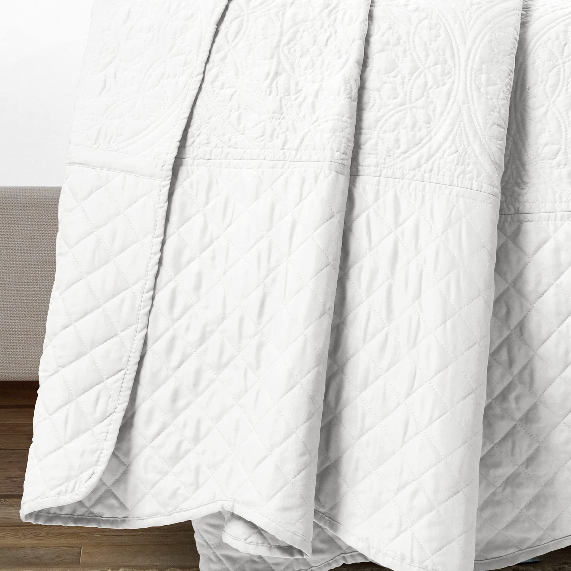 Lush Decor Medallion Scallop 5-Piece King Size Bedspread Set in White - Luxury Bedding for Master Bedroom & Guest Room Decor