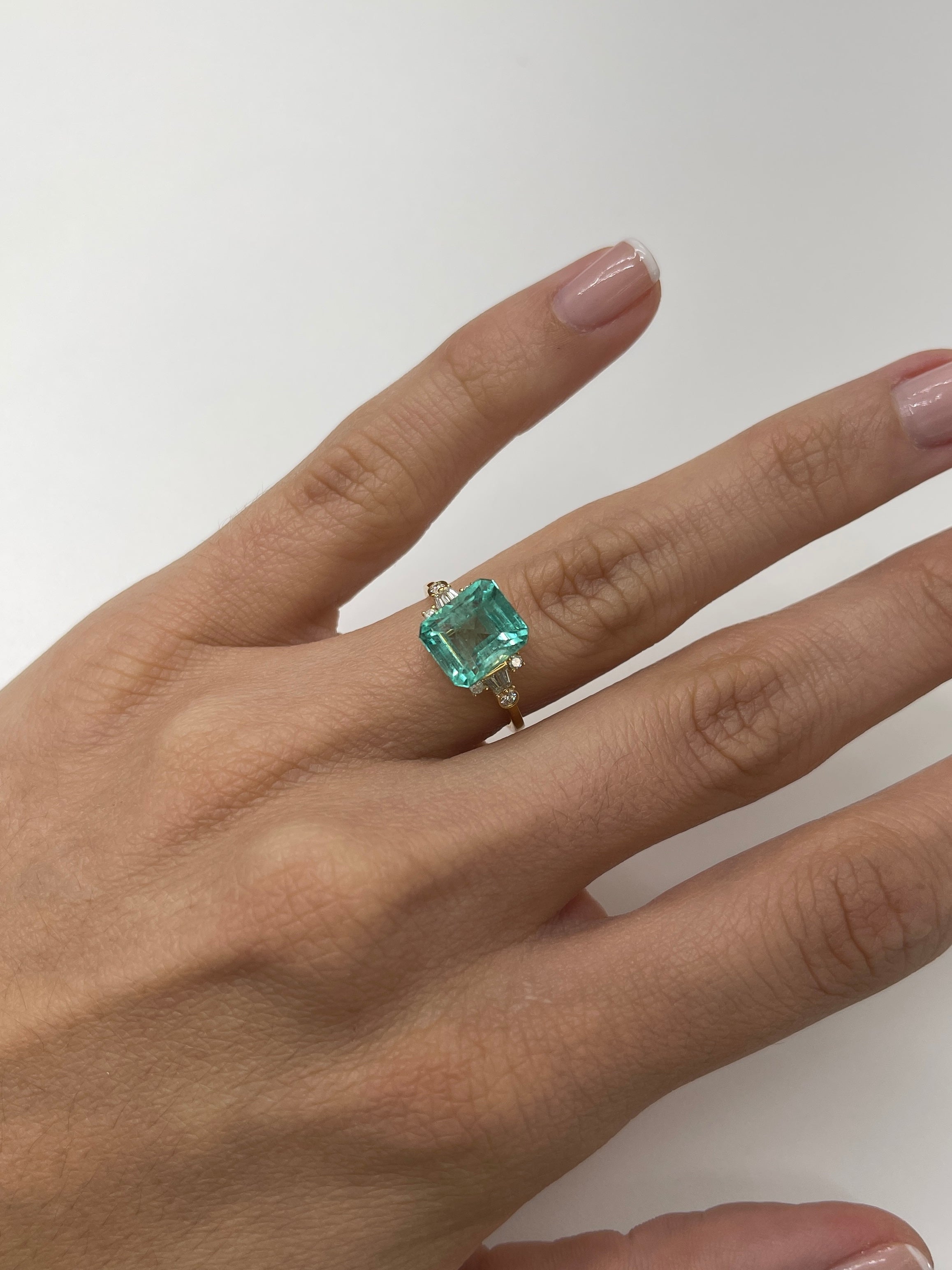 4.91 Carat 10x8.5mm Chunky Pastel Bluish Green Natural Loose Colombian Emerald Gemstone - Emerald Cut for Jewelry Making, Engagement Rings & Luxury Gifts