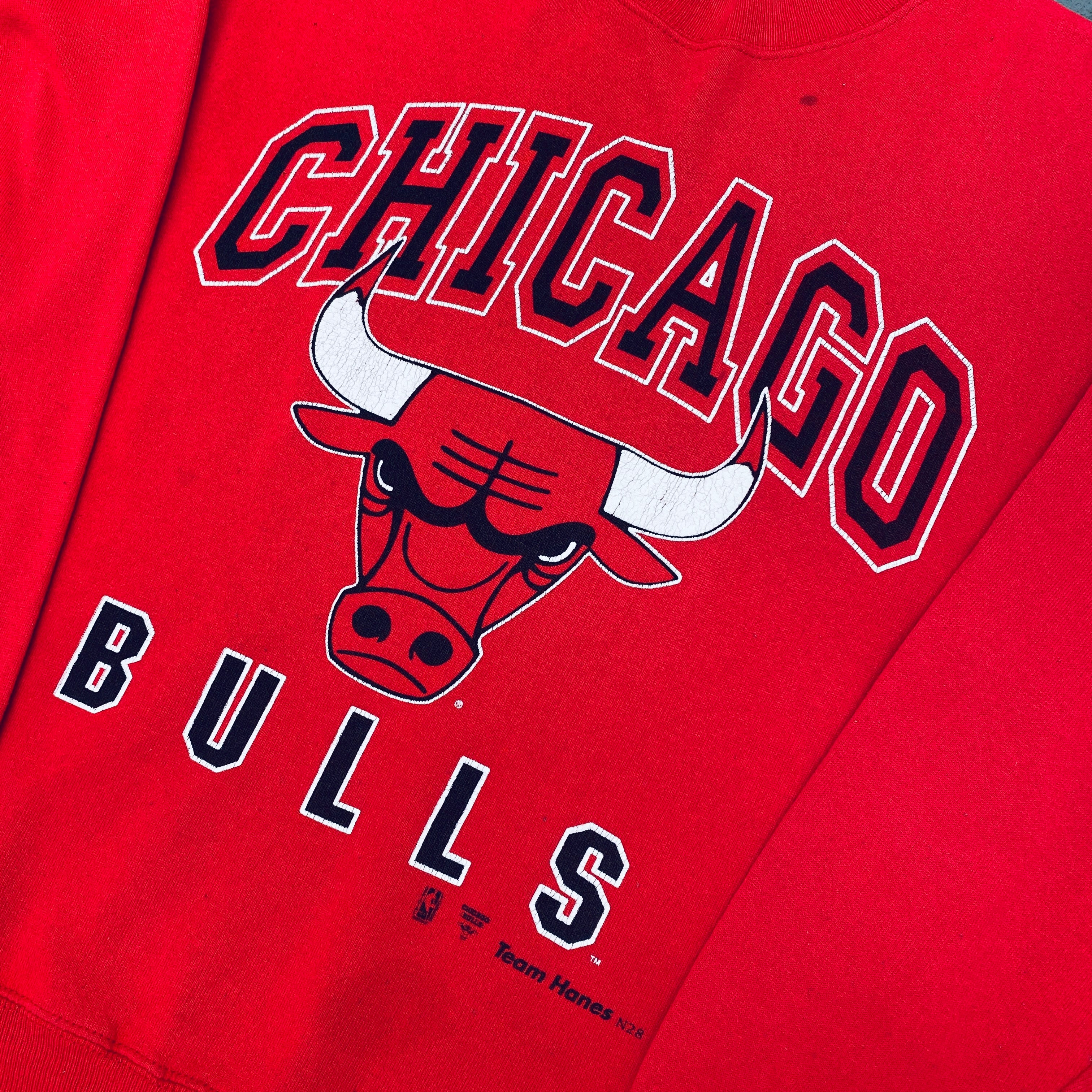 Chicago Bulls 1990s Vintage Graphic Spellout Sweatshirt - Retro NBA Basketball Fan Apparel for Men & Women - Perfect for Game Day, Streetwear & Casual Outfits