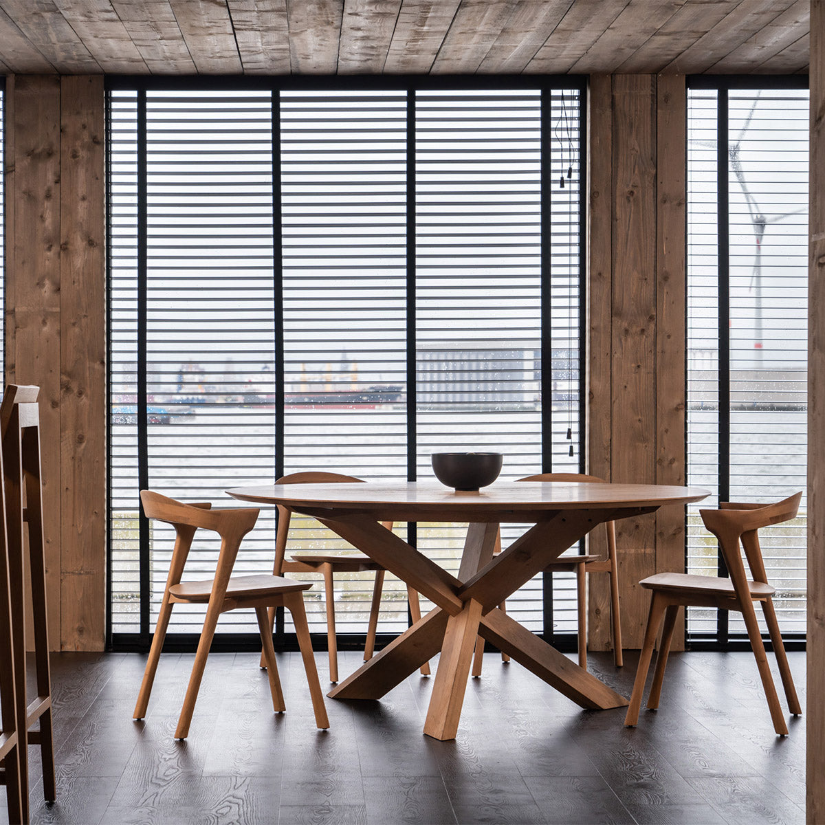 Round Oak Dining Table 54 Inch - Perfect for Small Spaces, Kitchen Nooks & Cozy Family Gatherings