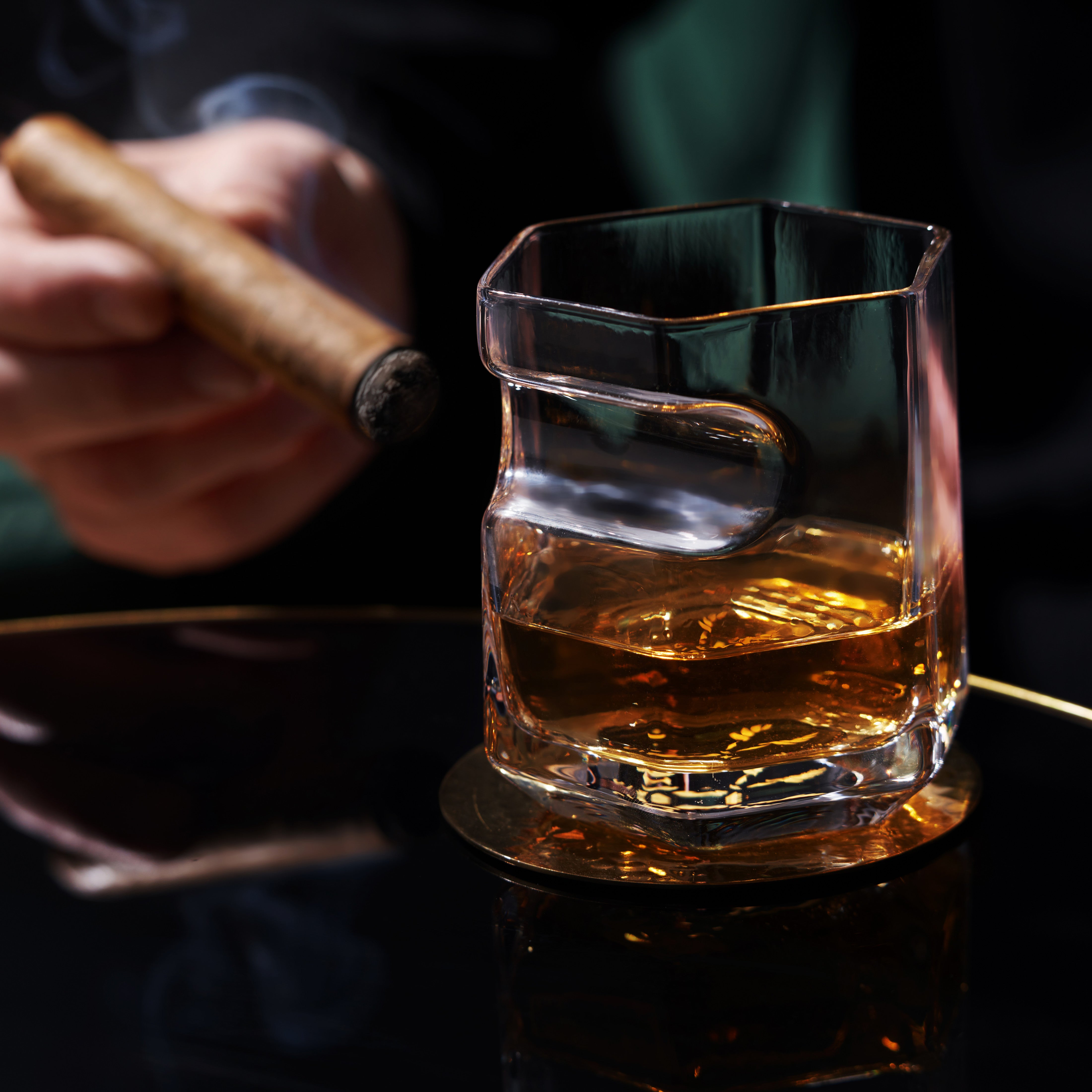 Premium Crystal Cigar Glass - Elegant Whiskey & Bourbon Tumbler for Smoking Enthusiasts | Perfect for Home Bars, Gifts & Special Occasions