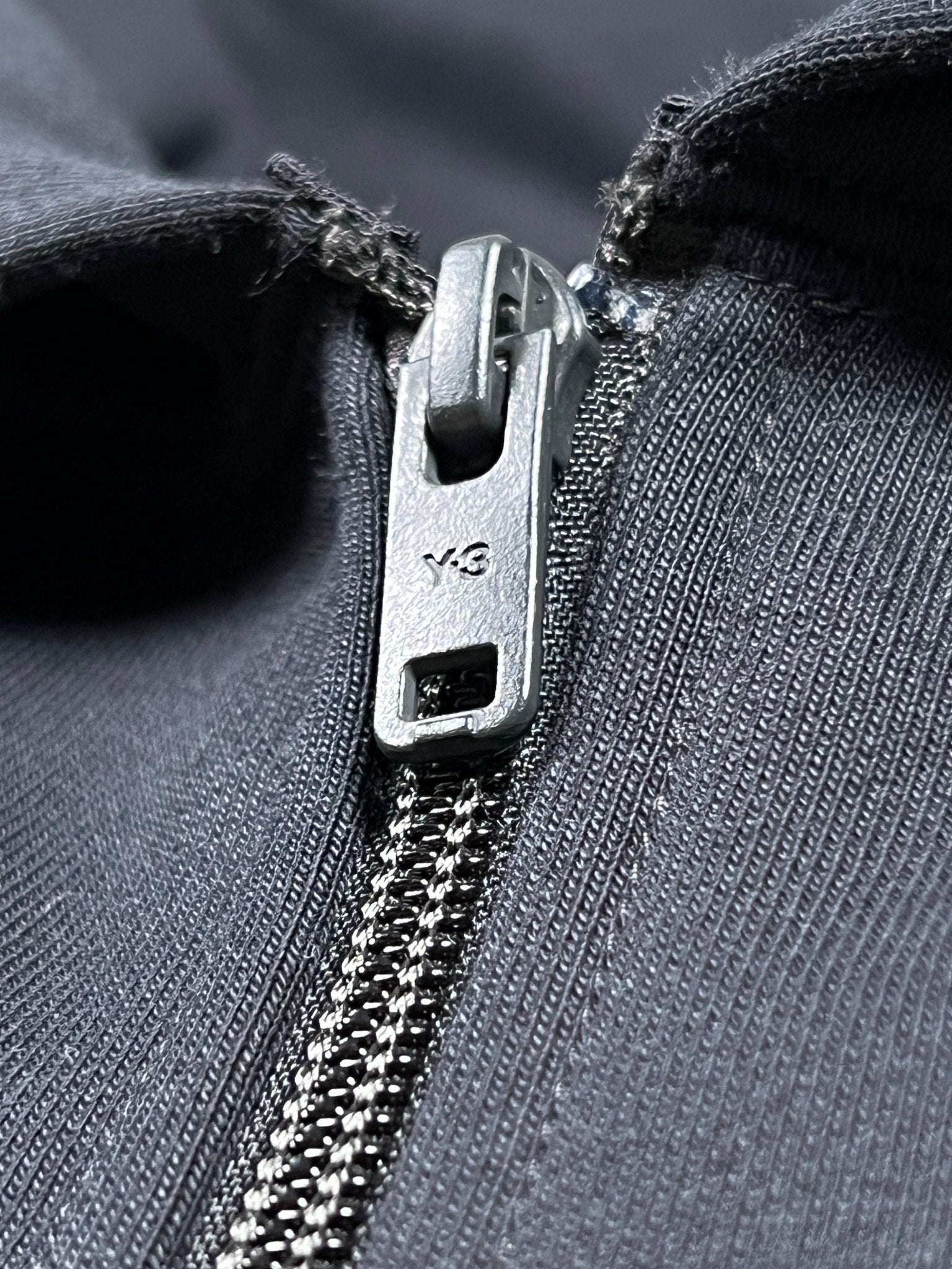 Y-3 JE9278 Logo Zip Hoodie - Black Men's Streetwear Fashion Hooded Sweatshirt | Perfect for Urban Style, Gym & Casual Outfits