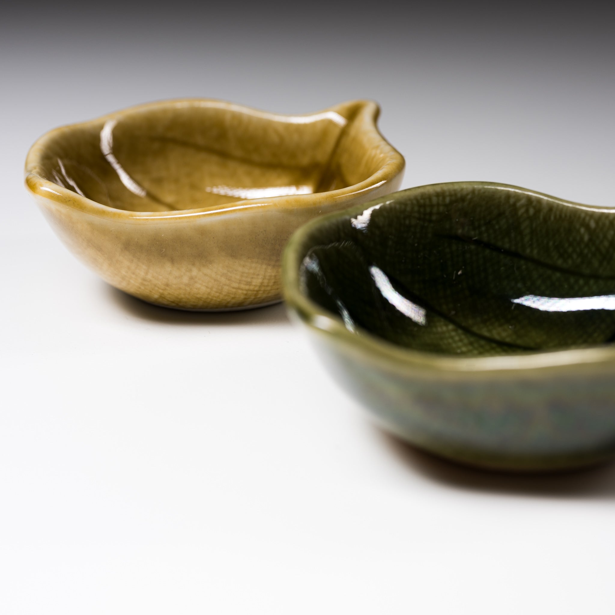 Handmade Mino Ware Japanese Side Dish Bowl - Leaf Design in 2 Colors | Authentic Minoyaki Small Bowl for Sushi, Soy Sauce & Condiments | Perfect for Home Dining & Japanese Cuisine