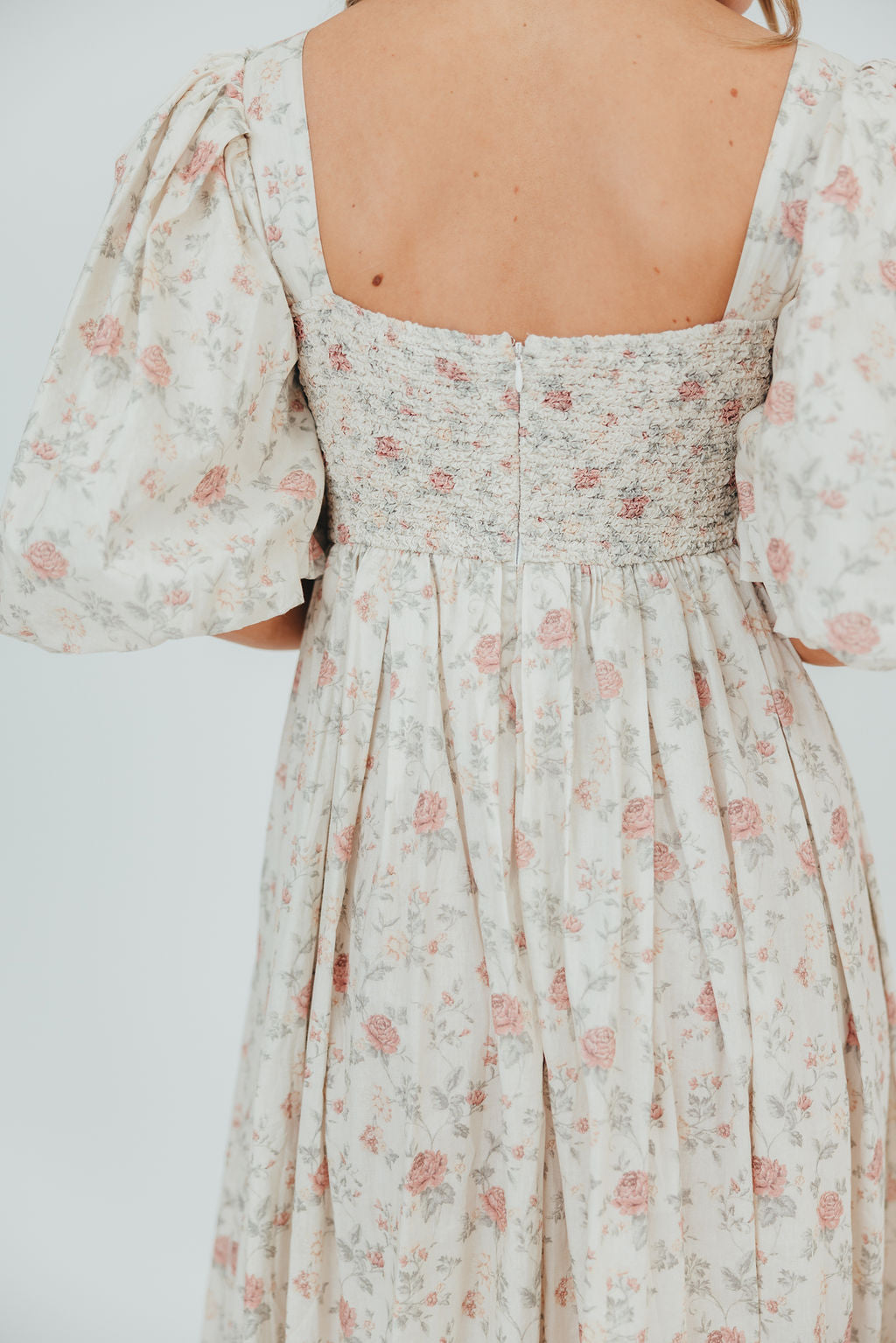 Harlow Maxi Dress in Off White Floral - Bump Friendly Maternity Dress & Inclusive Sizing (S-3XL) | Perfect for Pregnancy, Beach Vacations & Summer Weddings
