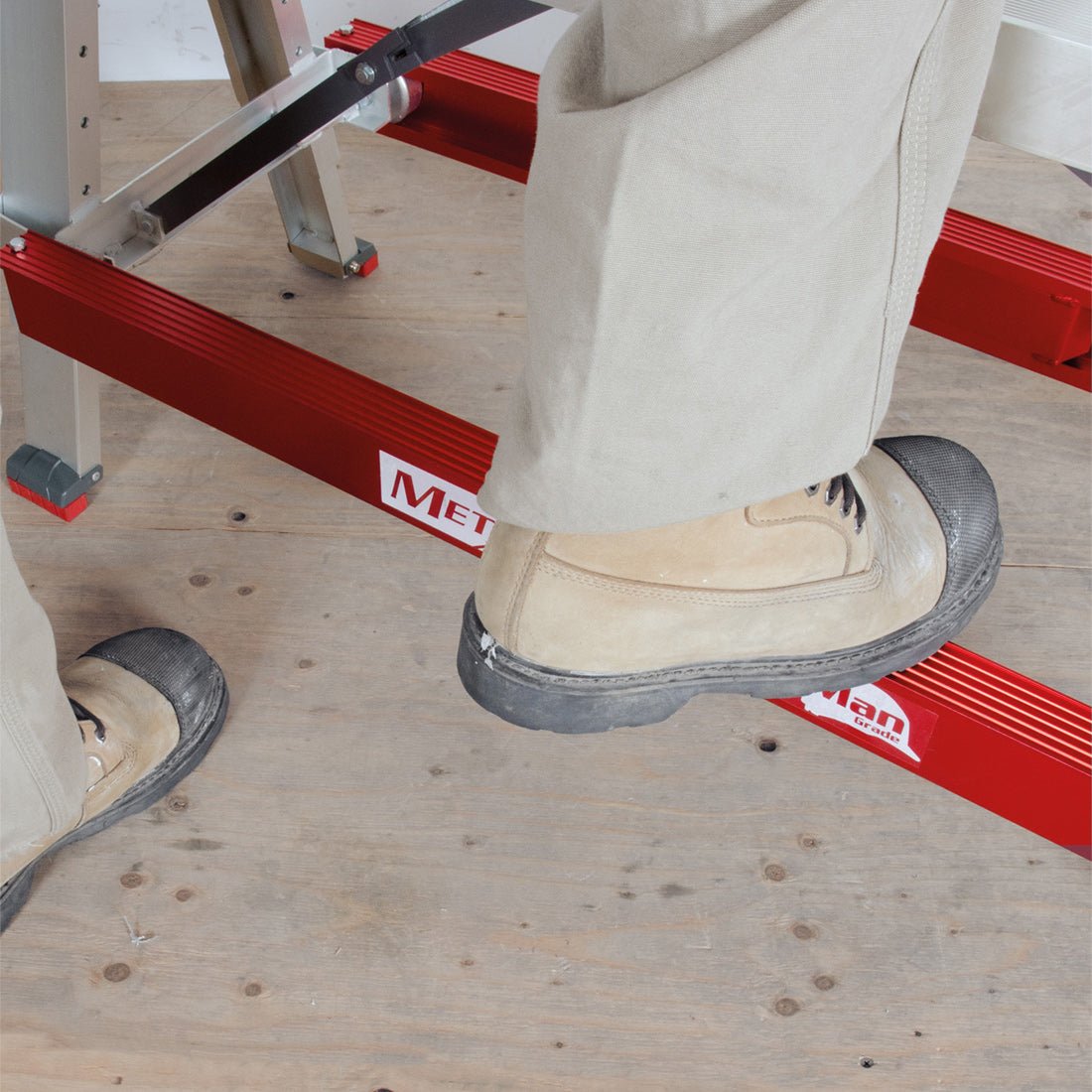 Buildman™ Adjustable Drywall Bench 18