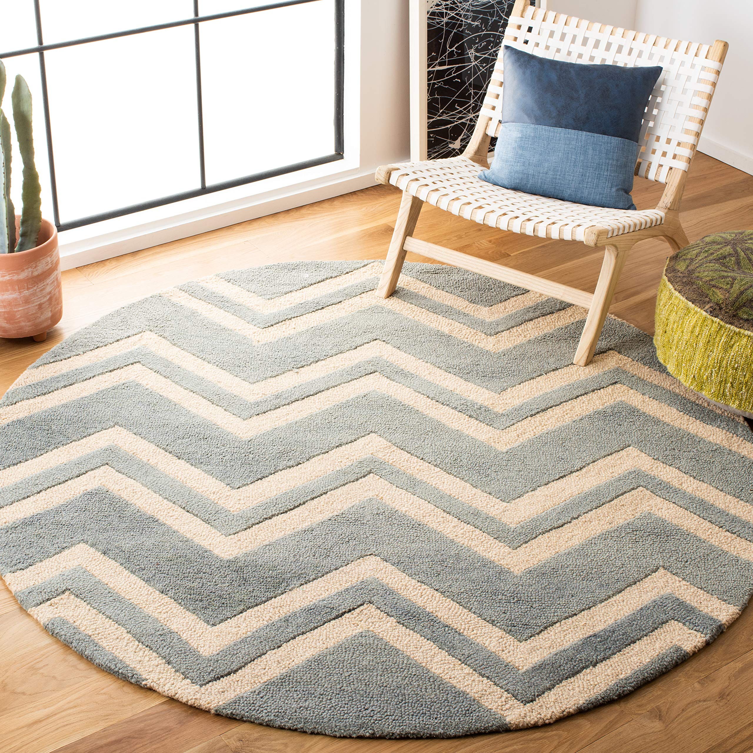 SAFAVIEH Cambridge Collection 6' Round Grey/Beige Handmade Chevron Wool Area Rug - Perfect for Living Room, Bedroom & Office Decor (CAM824A)