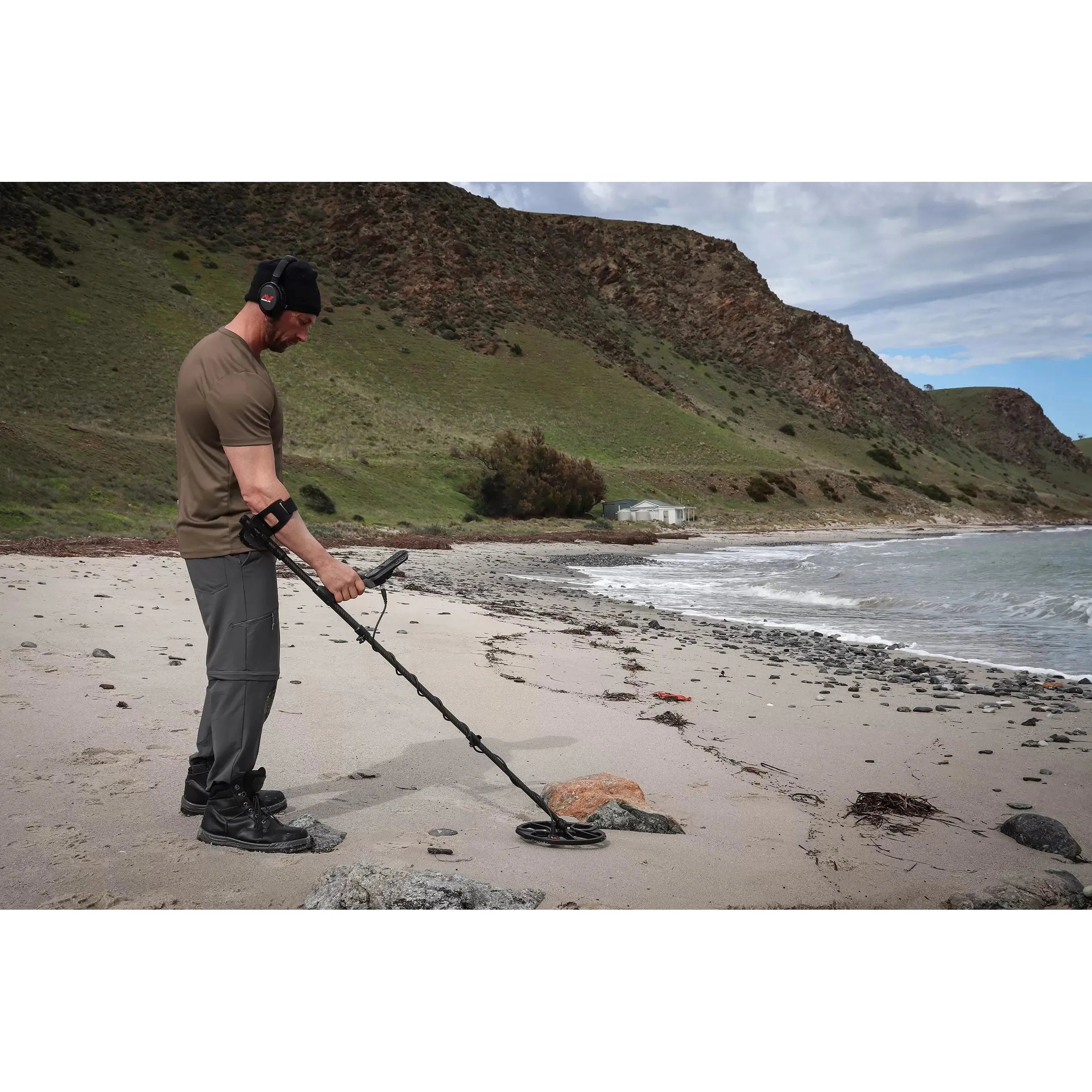 Minelab EQUINOX 900 Waterproof Metal Detector with Wireless Headphones - Professional Gold & Treasure Hunting Kit with 15