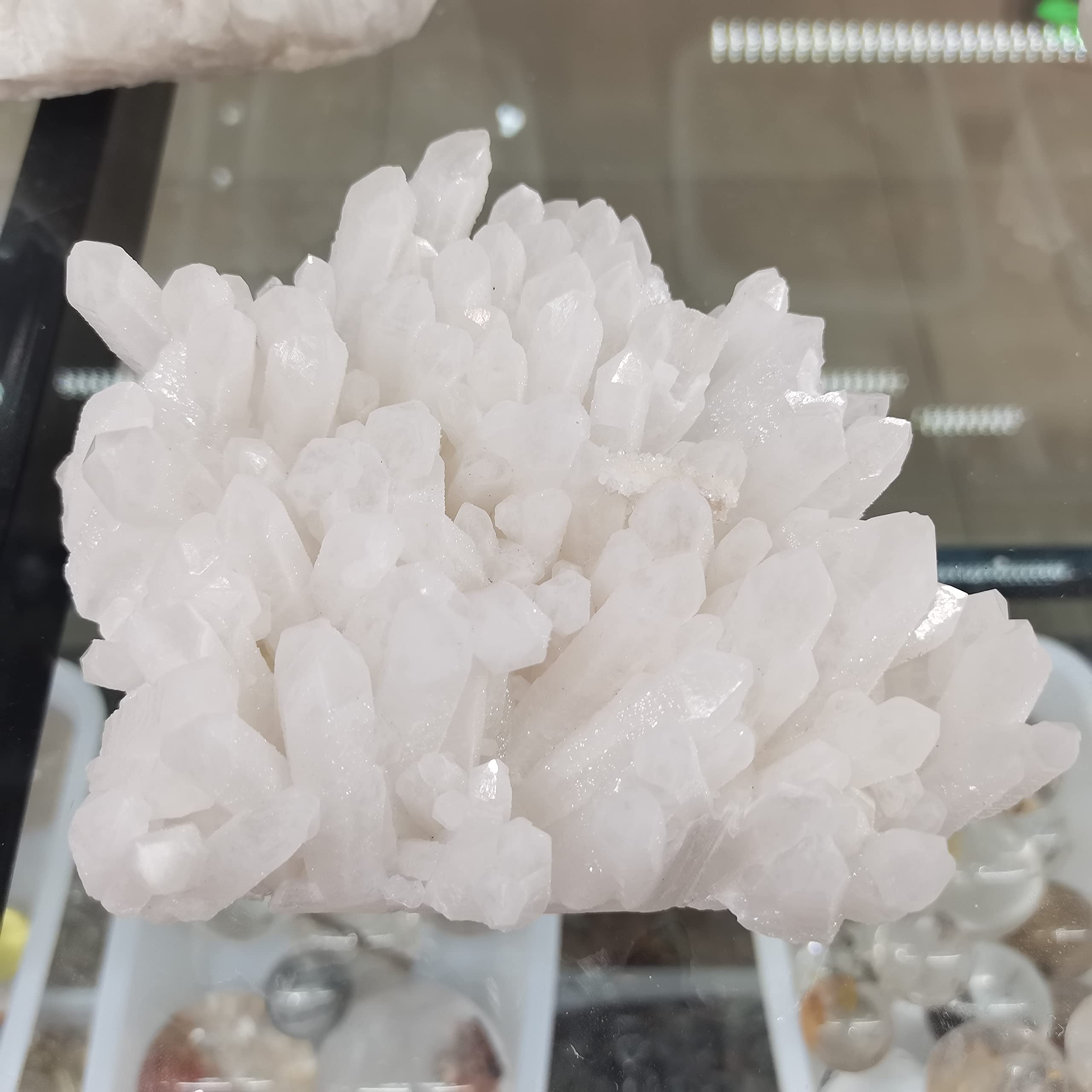 Natural White Quartz Crystal Clusters - Feng Shui Healing Stones for Home & Office Decor, Decorative Ornament (2.0-2.4kg) | Perfect for Meditation Spaces, Gift Giving & Energy Balancing