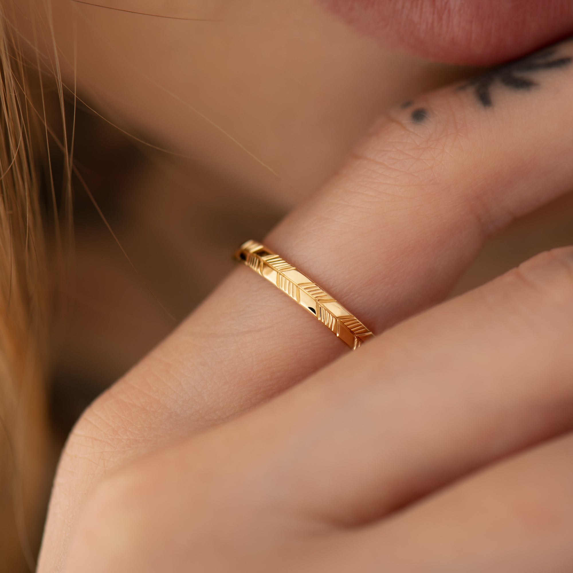 14K Gold Wedding Band for Men & Women - Elegant Abstract Feather Engraved Ring - Perfect for Anniversaries, Engagements & Special Occasions
