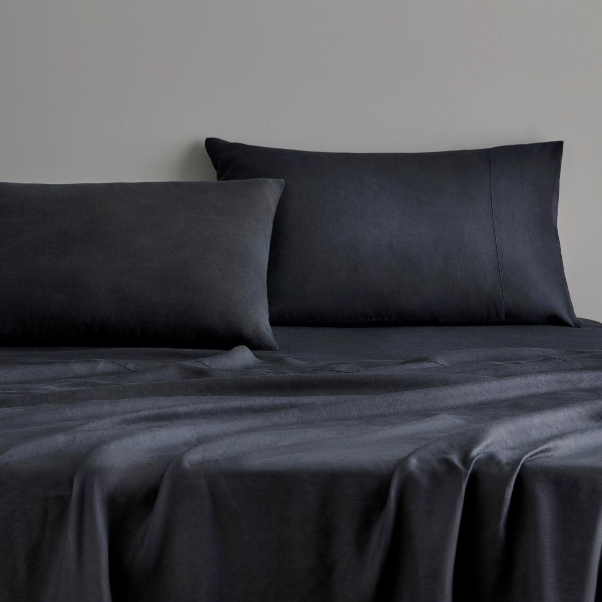 Sheridan Abbotson Carbon Linen Fitted Sheet - Queen Size, Deep Pocket, Wrinkle-Resistant - Perfect for Guest Rooms, Vacation Homes & Luxury Bedding