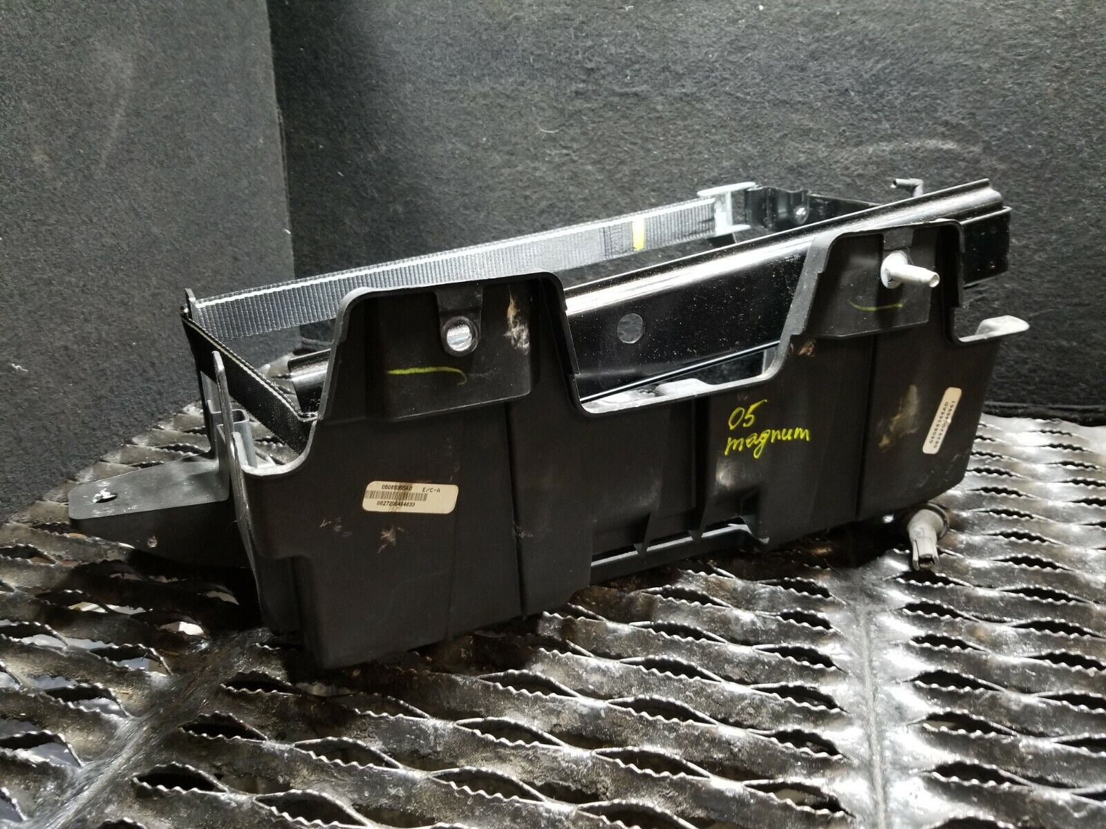 05 06 07 Dodge Magnum 5.7L Battery Tray Holder - Heavy Duty Metal Mount Bracket OEM Replacement - Perfect for Engine Bay Organization & Car Maintenance
