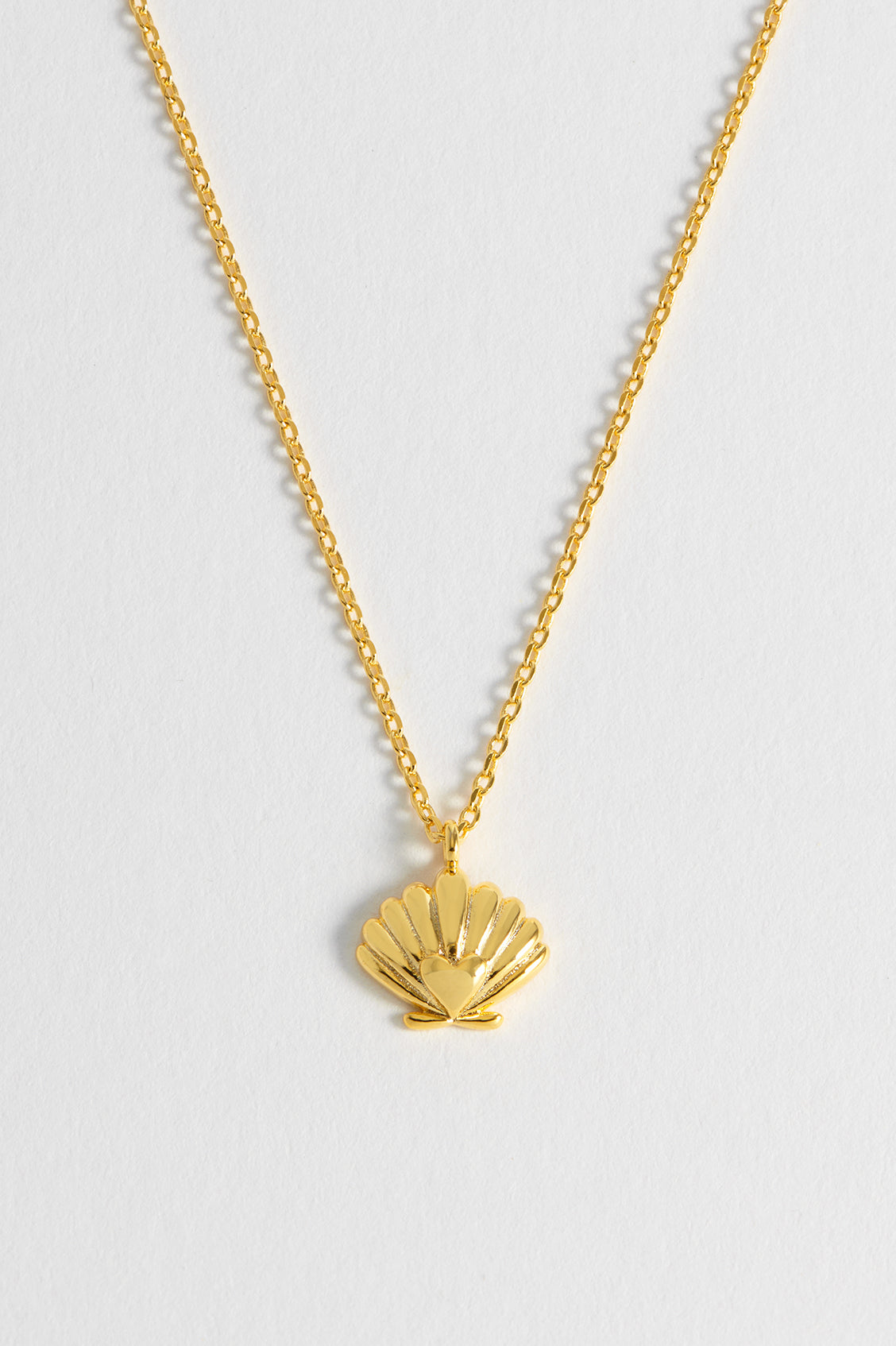 Elegant Scallop Heart Pendant Necklace for Women - 18K Gold Plated Romantic Jewelry Gift for Valentine's Day, Anniversary & Special Occasions