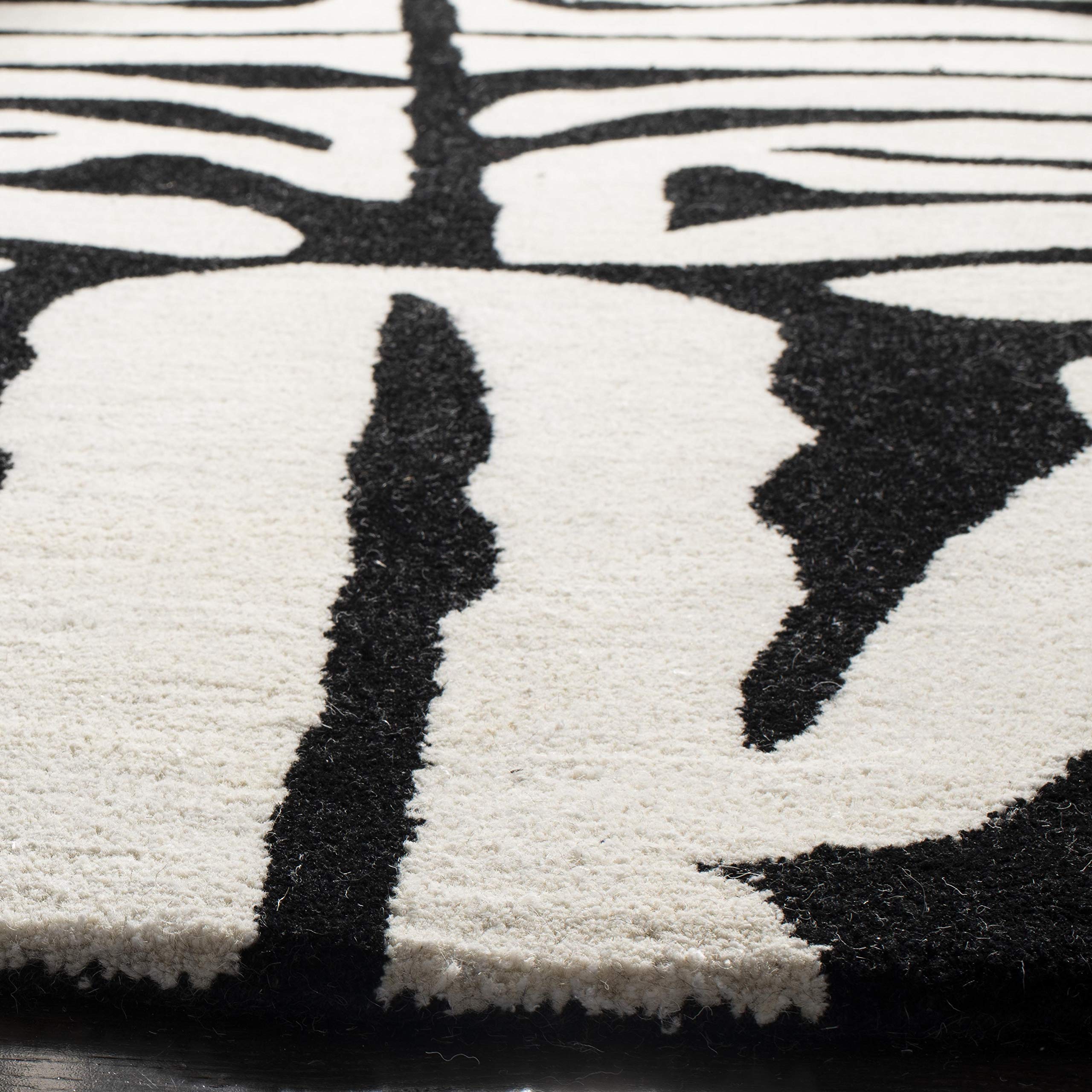 SAFAVIEH Soho Collection 6-Foot Round Black & White Wool Area Rug - Handmade Premium Quality for Living Room, Bedroom & Office Decor (Model SOH435A)