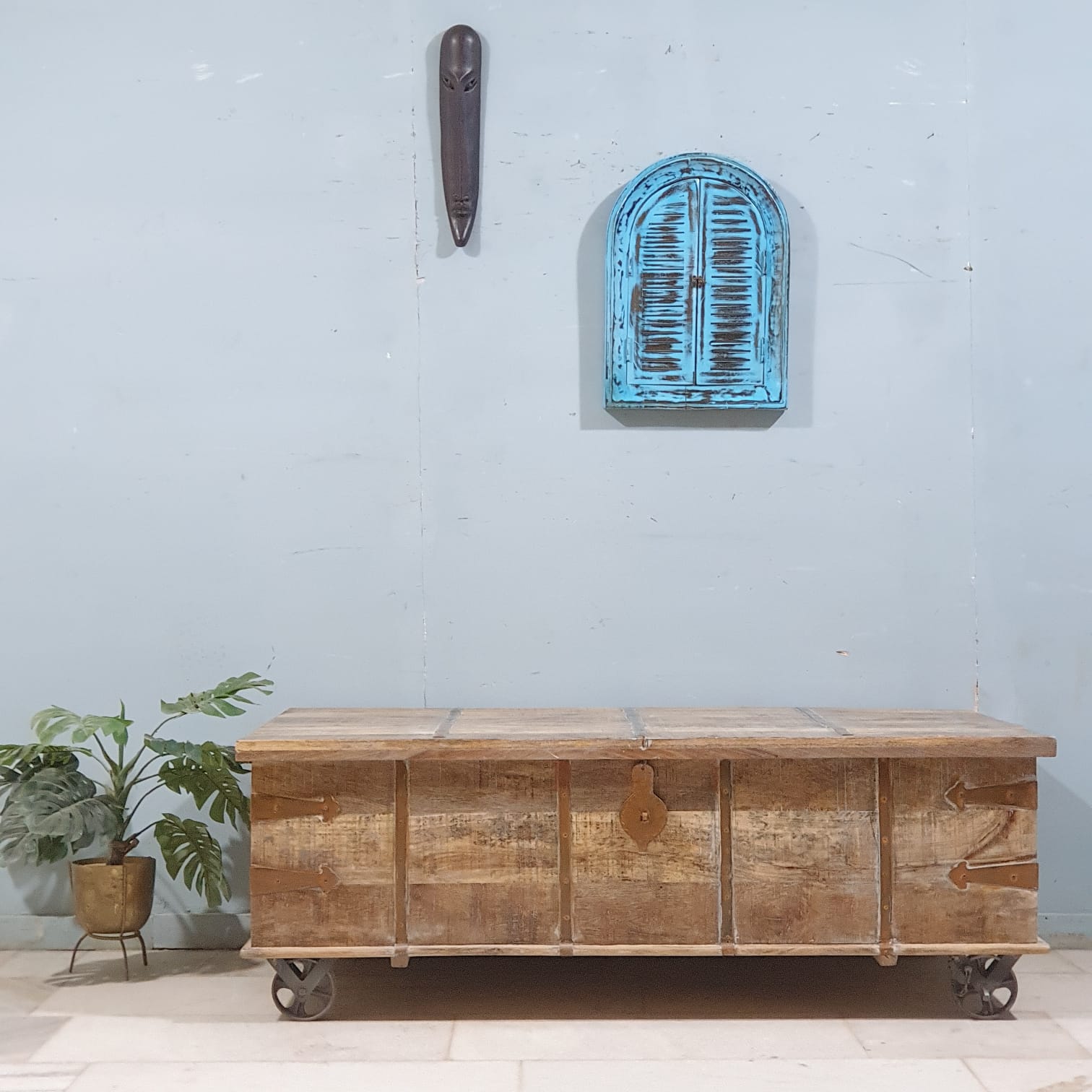 Hand Carved Solid Wood Coffee Table with Wheels - Whitewashed Chest Design 150x80x55cm - Modern Farmhouse Living Room Furniture for Small Spaces & Home Decor