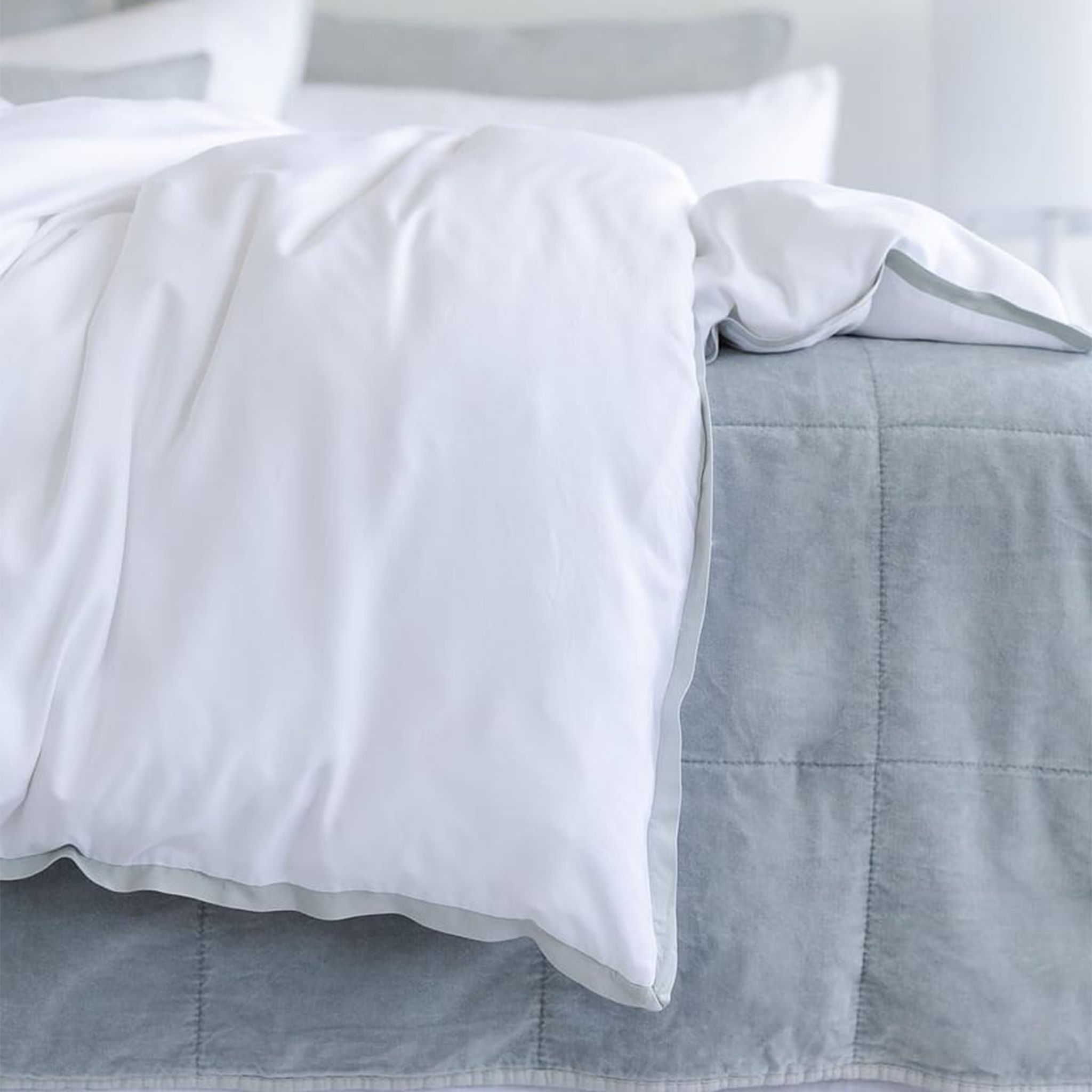 Amsterdam Coverlet - Soft & Stylish Bedspread for Queen Size Beds - Perfect for Cozy Bedrooms, Guest Rooms & Airbnb Stays