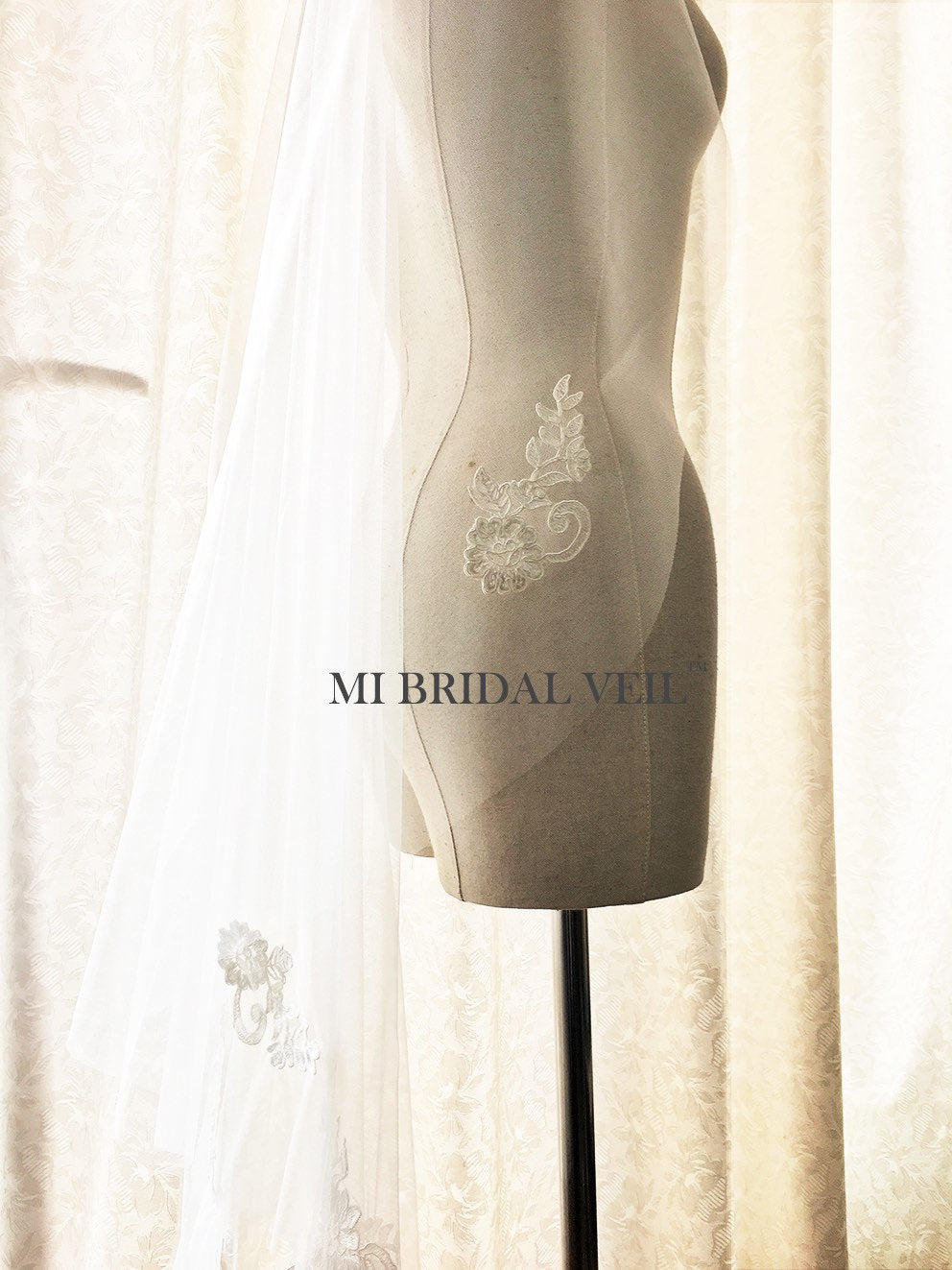 Elegant Mantilla Veil with Vintage Lace Appliqués - Spanish Bridal Wedding Headpiece for Church Ceremony & Traditional Weddings