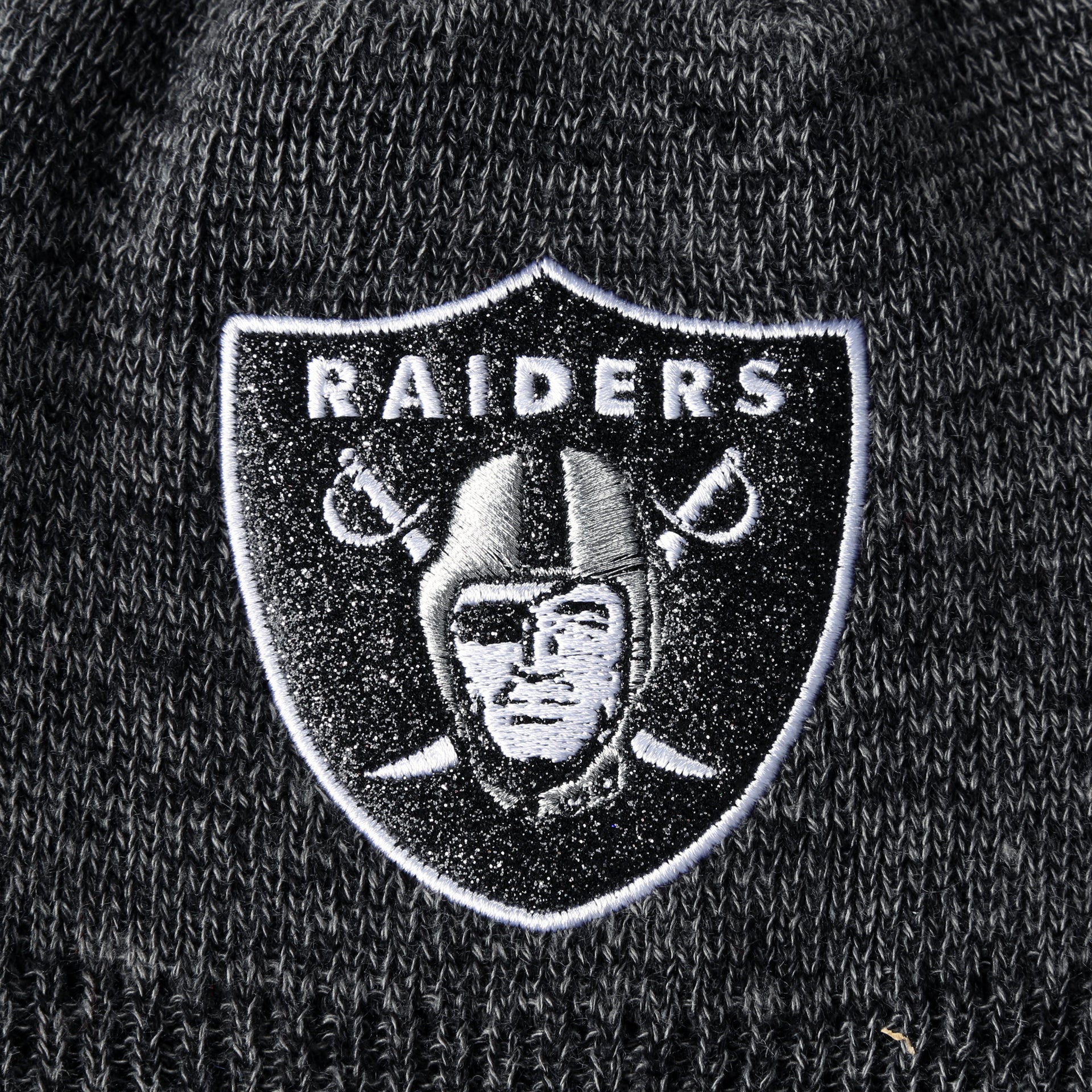 New Era Women's Glitter Chic Beanie - Oakland Raiders Black Heather Winter Hat for Football Games & Outdoor Activities
