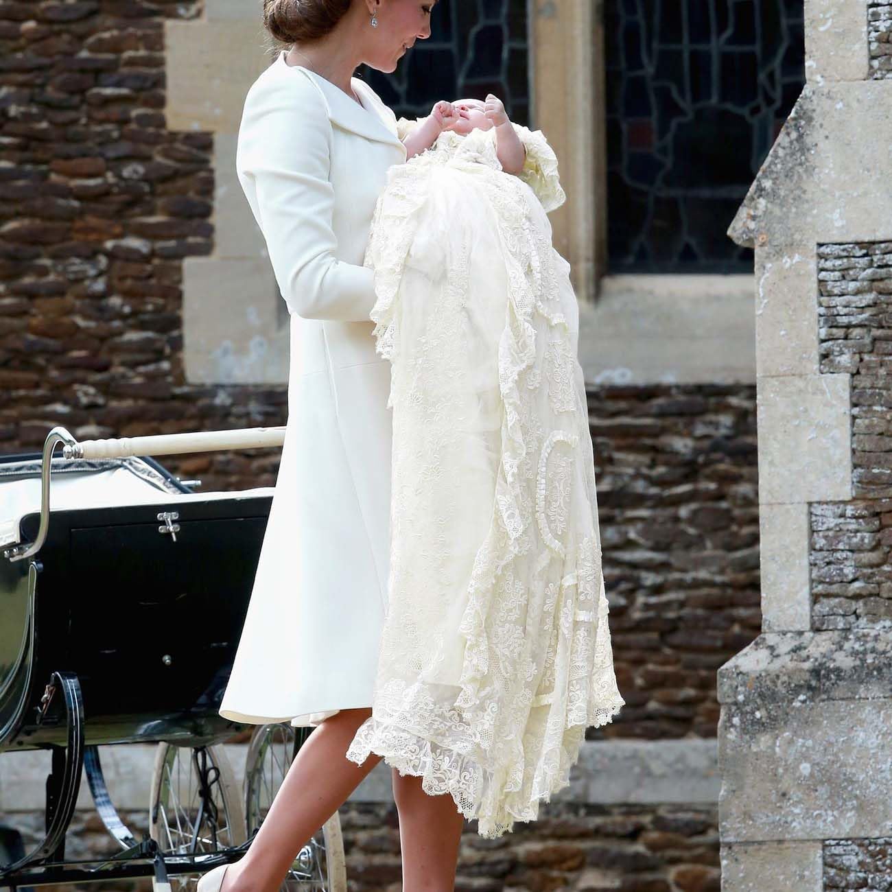 Beautiful White Lace Christening Gown for Baby Girls - Elegant Baptism Dress for Newborns & Infants - Perfect for Christenings, Baptisms & Special Occasions