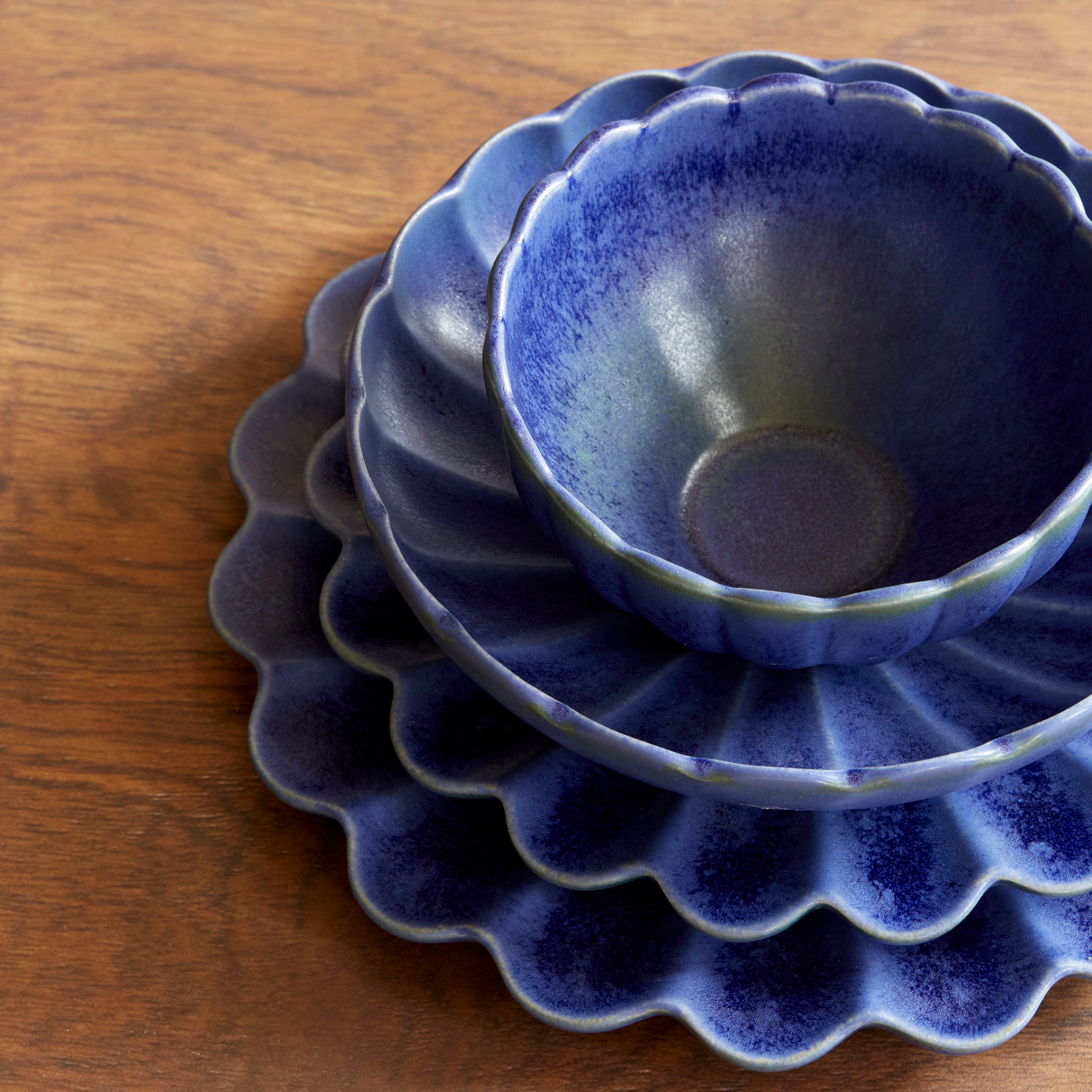 Premium Dhalia Stoneware Dinnerware Set - Elegant Blue Ceramic Plates, Bowls & Mugs - 16-Piece Dinner Set for Family Meals & Entertaining Guests