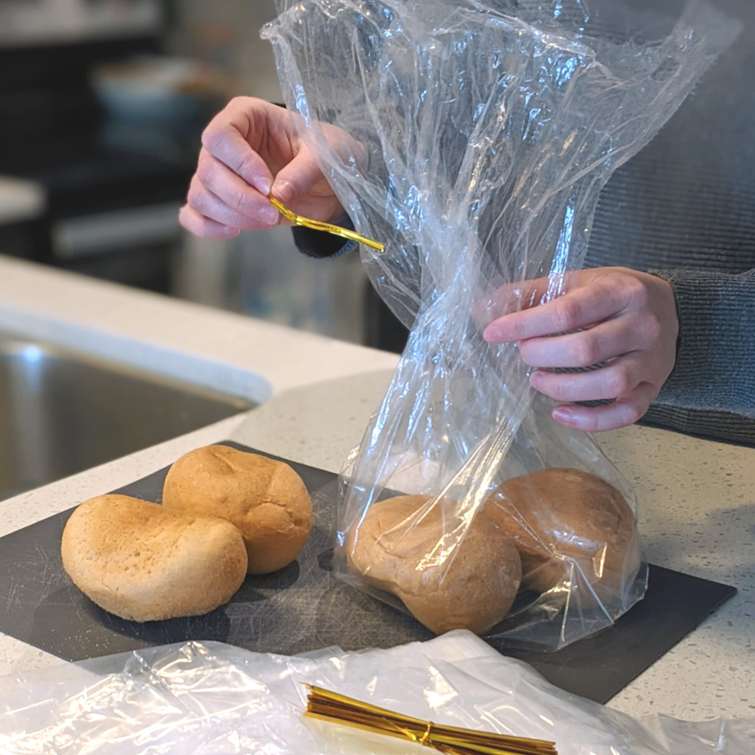 100 Pack Reusable Plastic Bread Bags with Ties - Clear Airtight Storage Bags for Homemade Bread, Moisture-Free Preservation - Perfect for Home Bakers & Bakery Owners - Great for Fresh Bread Storage, Meal Prep & Gifting