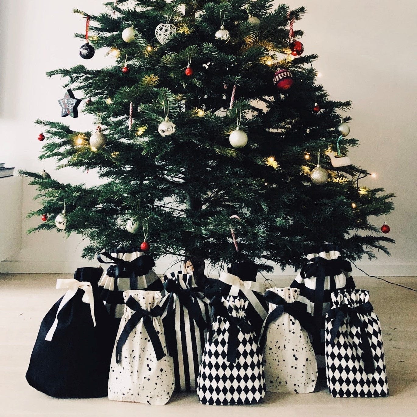 Elegant Striped Medium Gift Bags - Perfect for Birthday Parties, Baby Showers & Wedding Favors