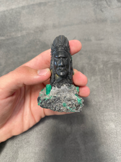 Colombian Emerald Red Skin Indian Rough Crystal Sculpture - Handcrafted Gemstone Art for Home Decor, Meditation & Spiritual Healing