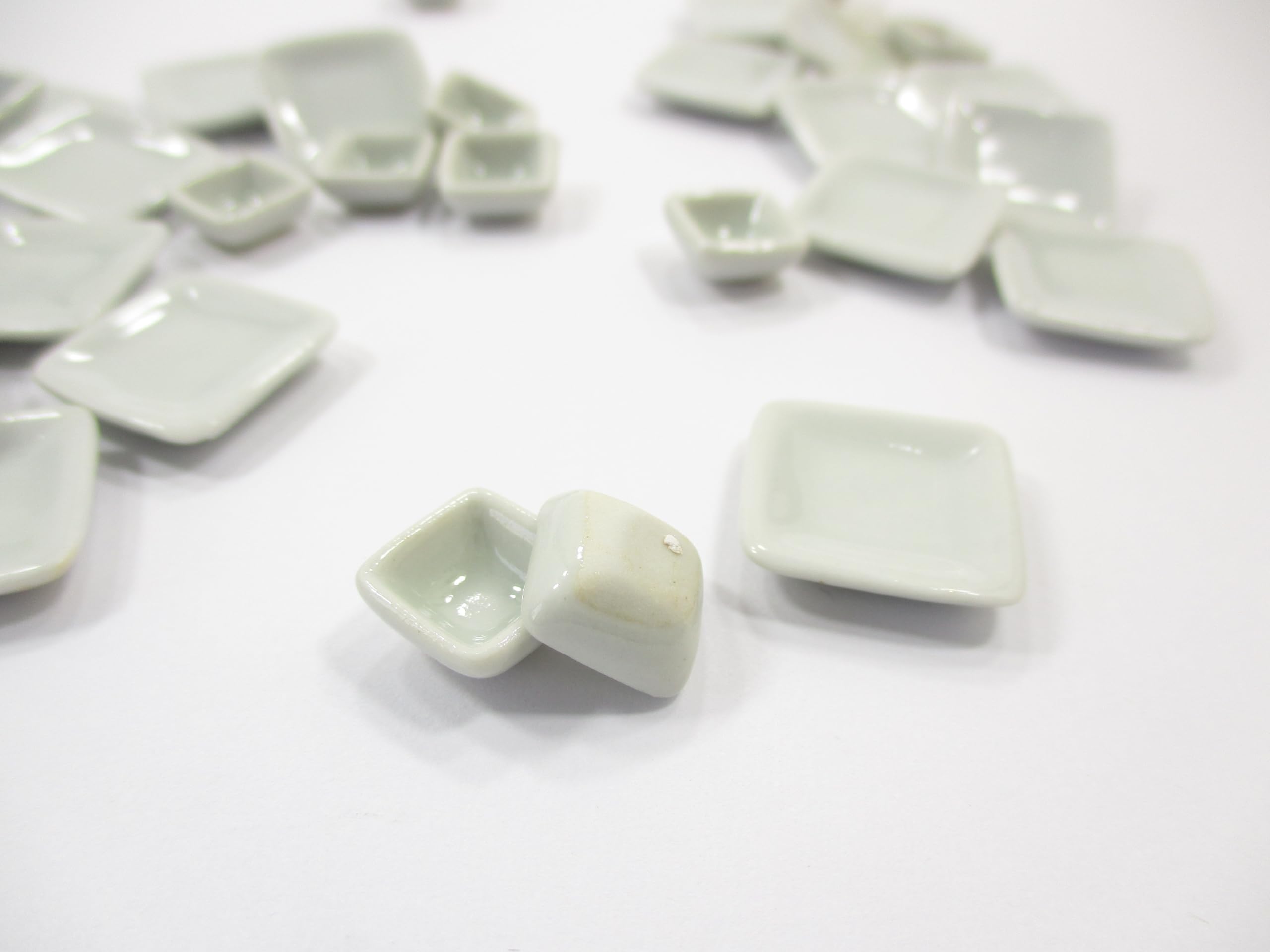 20-Piece White Ceramic Miniature Square Plates & Bowls Set for Dollhouse - Perfect for Miniature Displays, DIY Crafts, and Tea Party Scenes