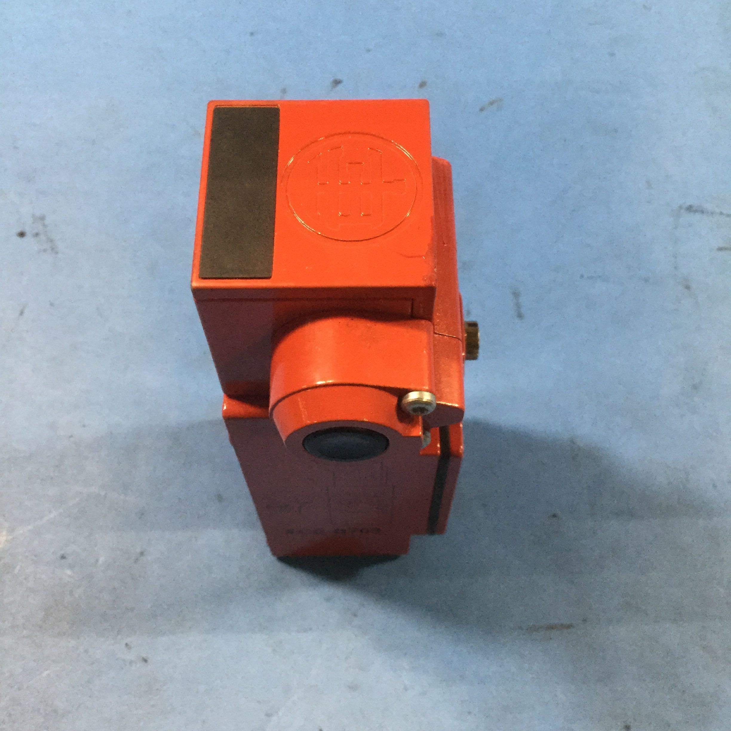 Telemecanique XCS-B703 Non-Locking Safety Interlock Switch - Industrial Machine Safety Device for Equipment Protection & Access Control