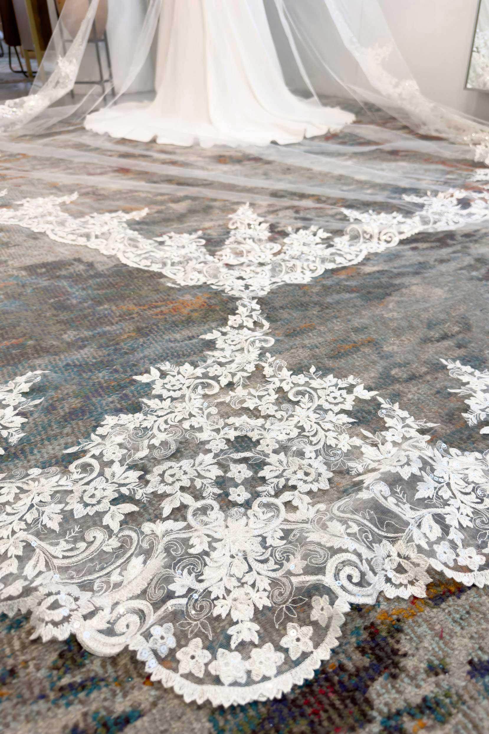 Elegant One-Tier Lace Edge Tulle Cathedral Wedding Veil with Floral Appliques - CV0333 Bridal Accessory for Church Ceremonies & Romantic Photos